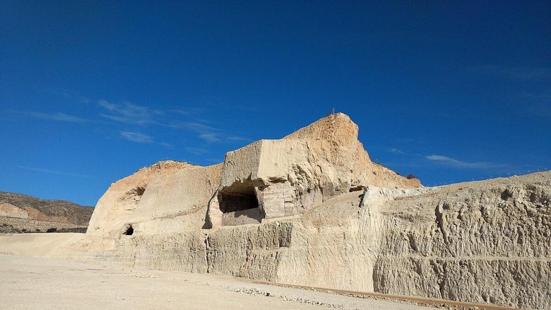 Canteras-cueva del Polvorín y de la Columna, incluyendo la informalmente llamada "cueva de Conan", donde se rodaron escenas de la película Conan el Bárbaro