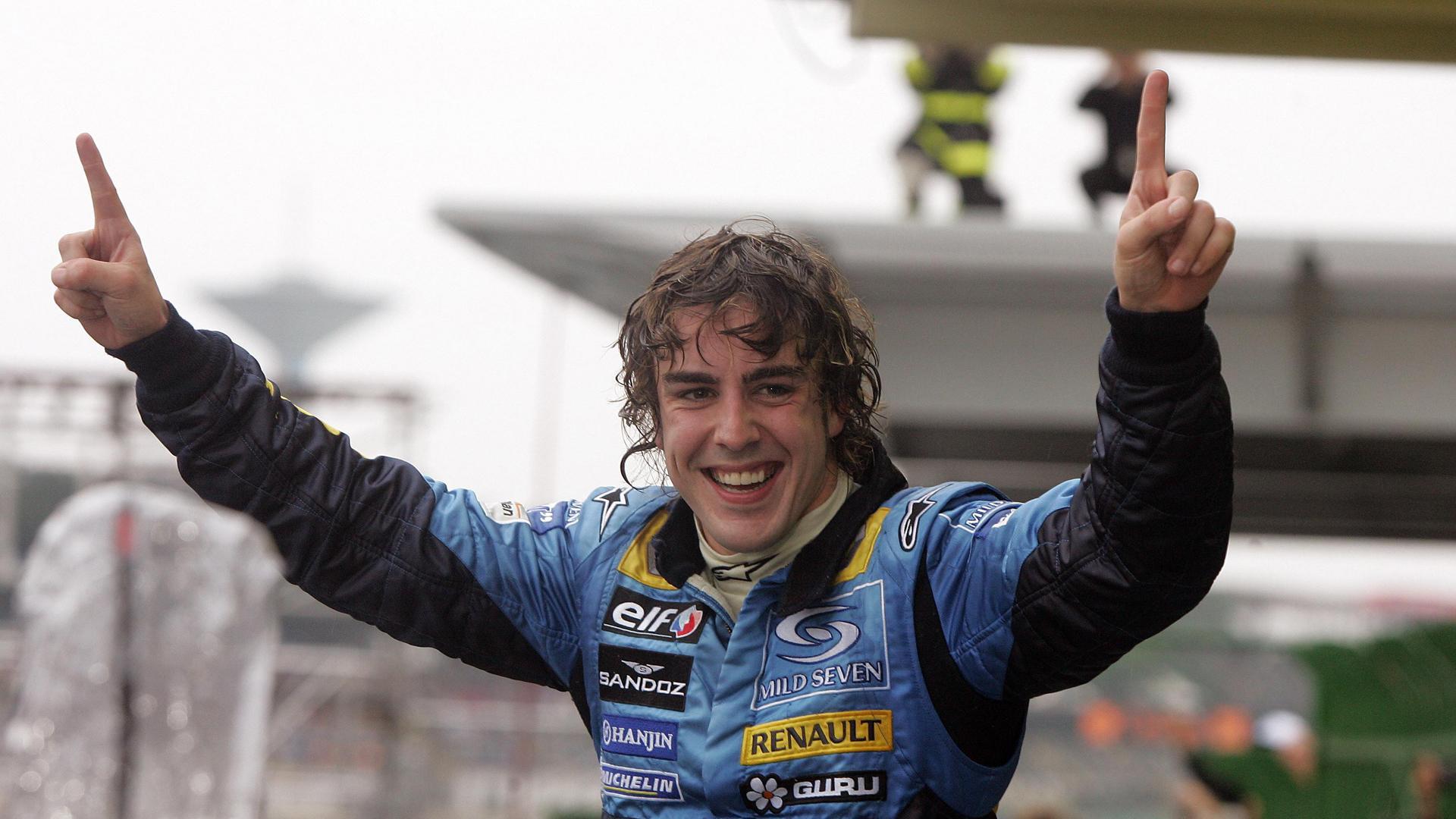Fernando Alonso celebra en el circuito de Brasil su título de 2005