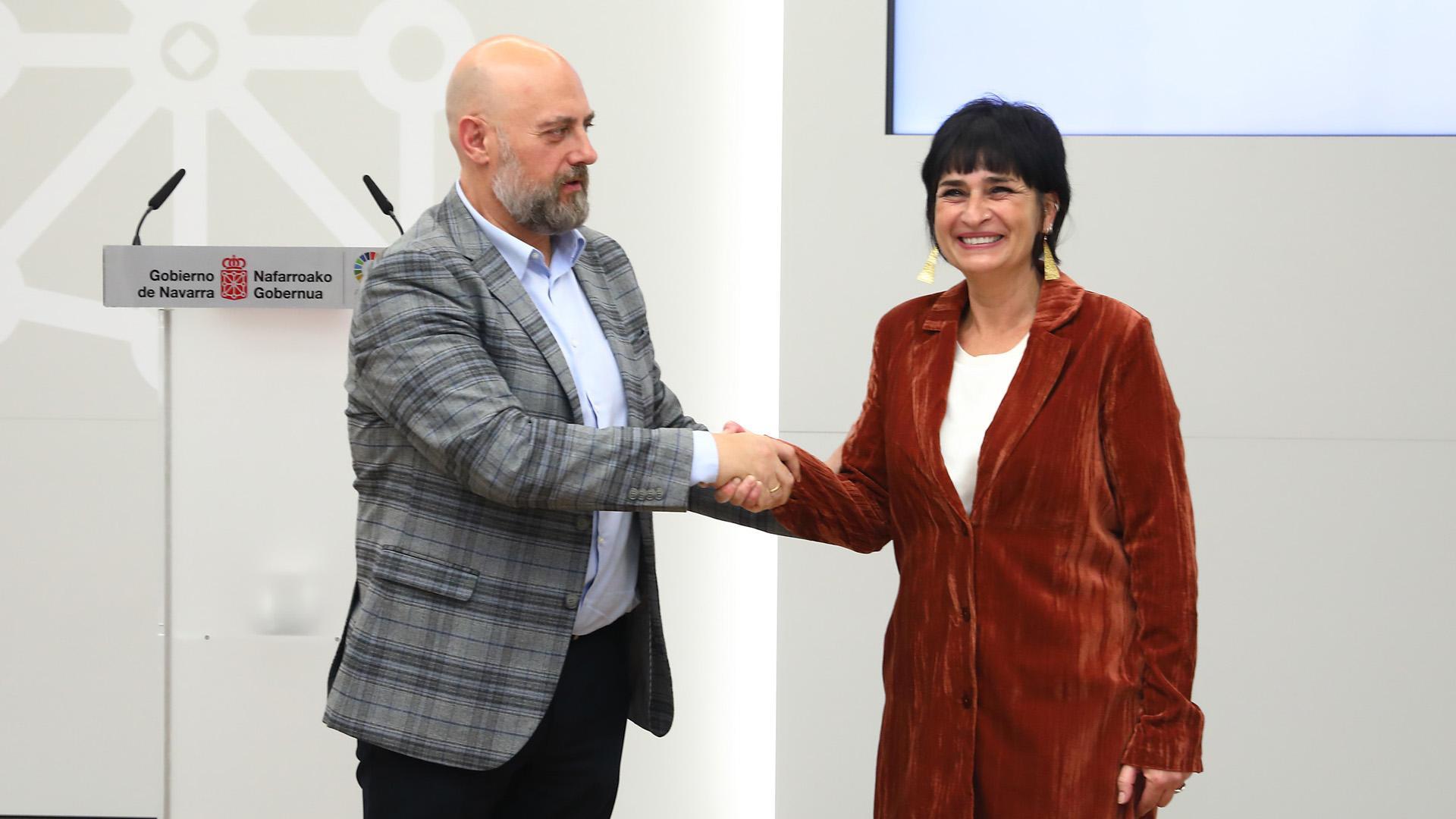 El consejero de Economía, José Luis Arasti, y la portavoz de Bildu, Laura Aznal, sellando en octubre de 2024 su acuerdo para los Presupuestos de 2025