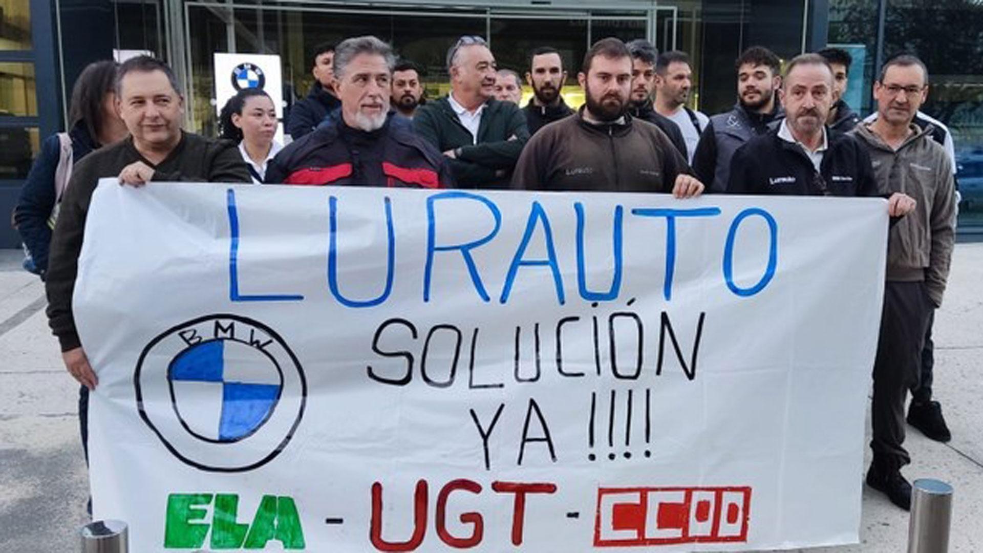 Protesta de los trabajadores de Lurauto Navarra, taller y concesionario de BMW situado en Noáin