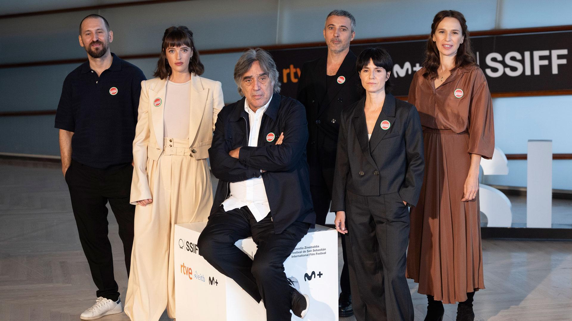 El director y guionista Agustín Díaz Yanes (3i) y los actores Andrés Gertrudix (3d), Ariadna Gil (d), Raúl Arévalo (i), Iraia Elias (2d), y Susana Abaitua (2i), en la presentación de la película 'Un fantasma en la batalla', en el Festival de Cine de San Sebastián