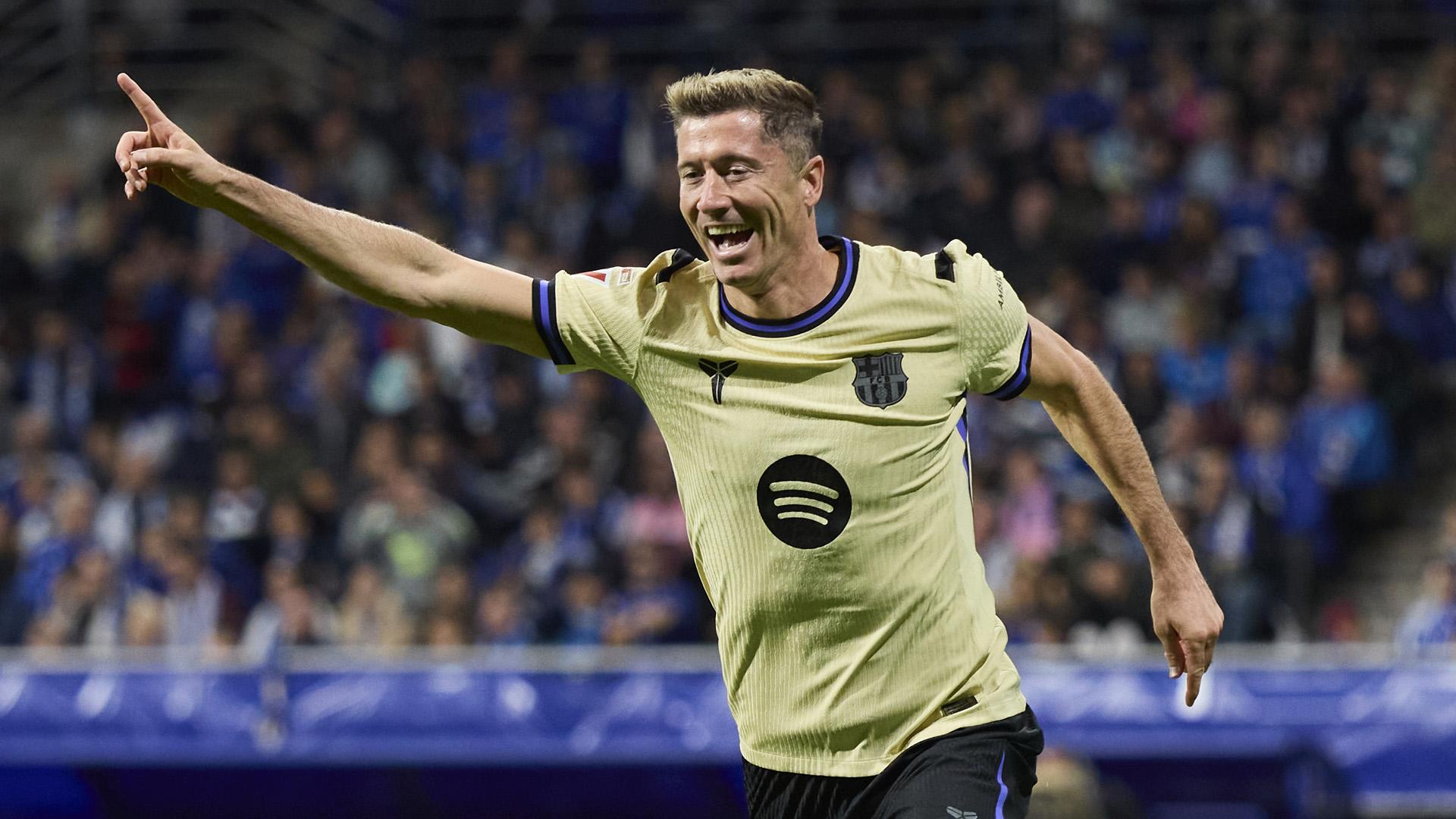 Robert Lewandowski celebra el segundo gol del F.C. Barcelona en Oviedo