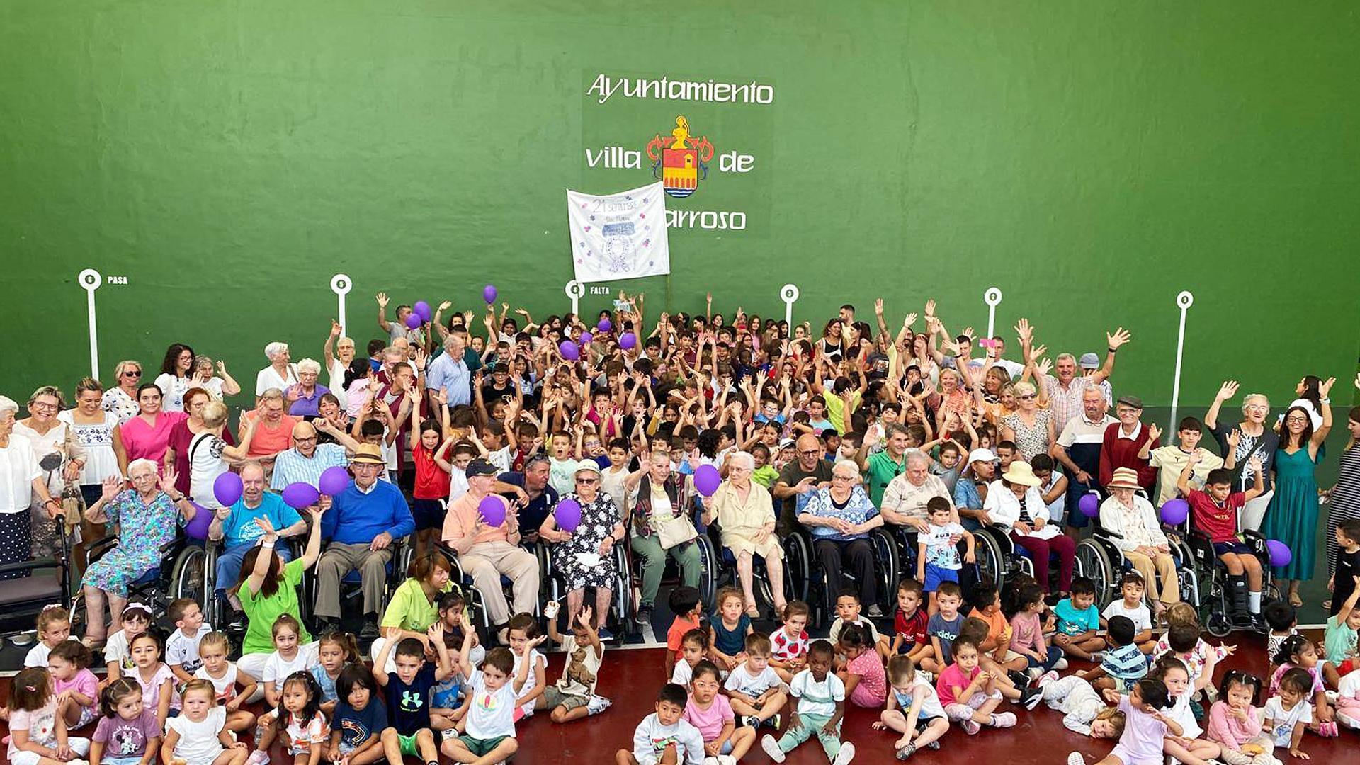 Parte de los participantes en la marcha en apoyo a los enfermos de alzheimer celebrada en Caparroso /