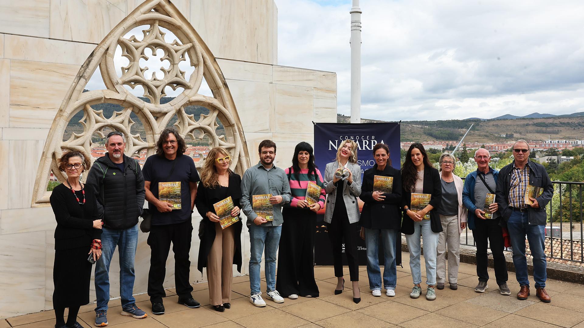 Asistentes a la presentación del número 80 de Conocer Navarra, en el mirador del Museo de Navarra /