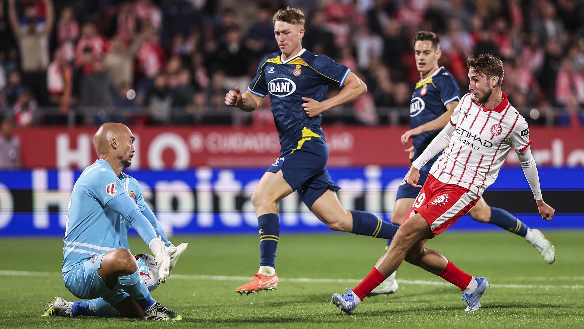 El delantero del Girona Vladyslav Vanat se topa con la buena salida del meta del Espanyol, Marko Dmitrovic, en la ocasión más clara de los locales /