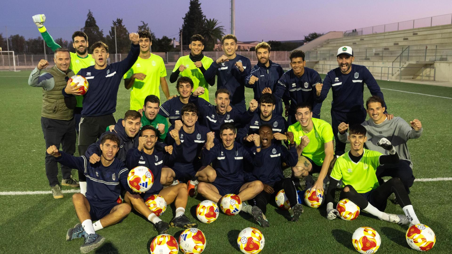Los jugadores del Lourdes, junto al cuerpo técnico, se encuentran preparados para disputar la eliminatoria previa de la Copa del Rey
