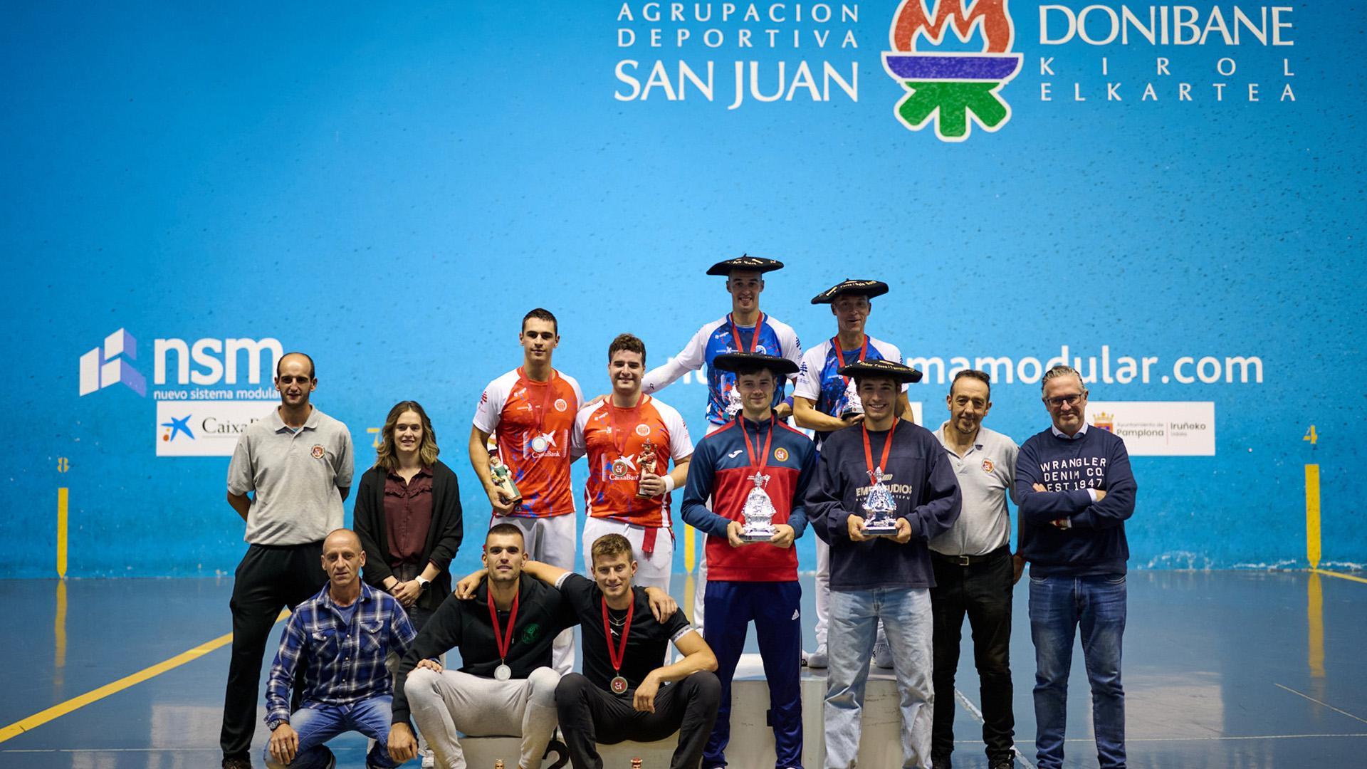 El podio final con los ganadores y finalistas del San Fermín Txikito