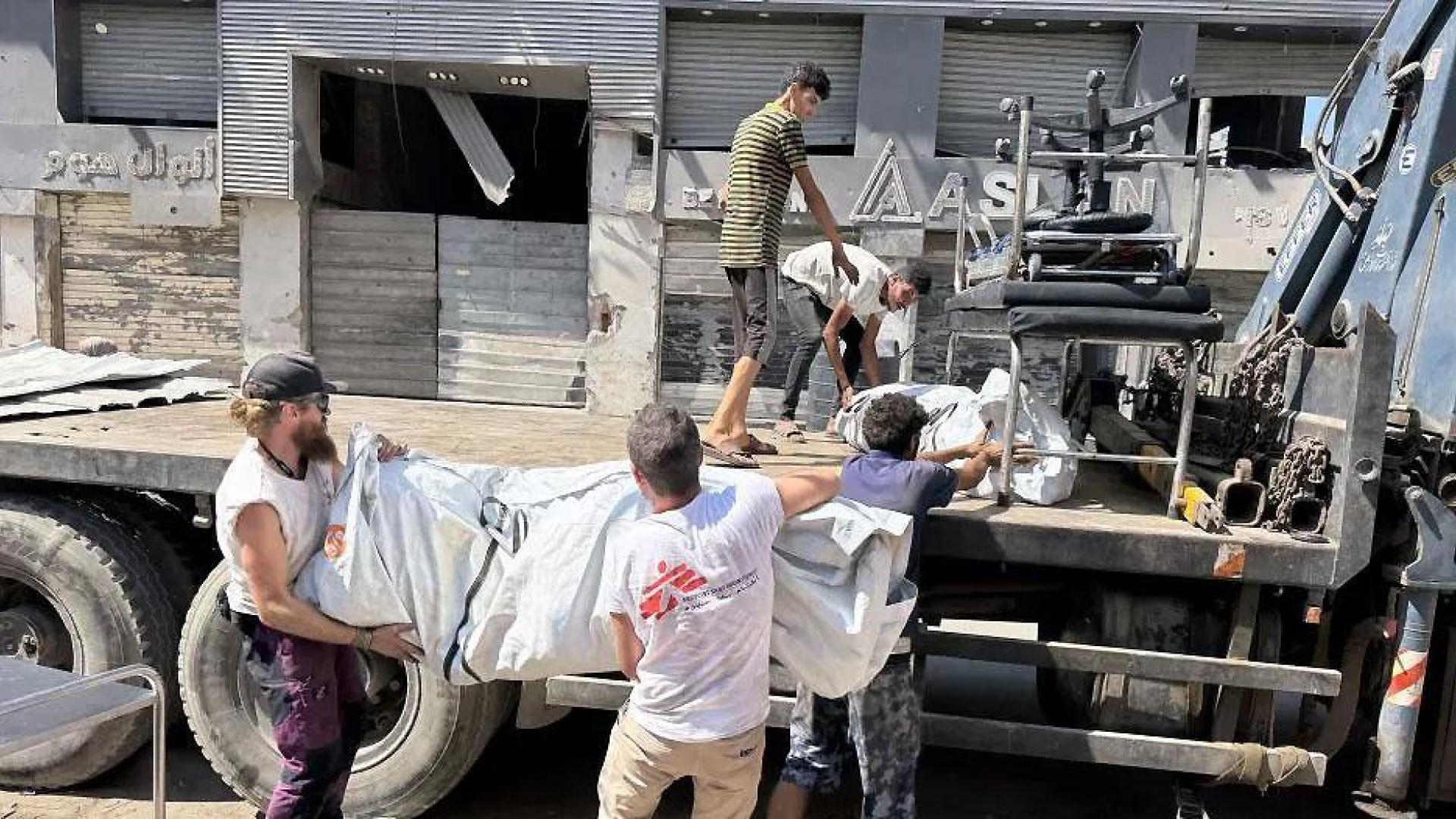Miembros de la ONG Médicos Sin Fronteras recogen el material médico de ciudad de Gaza