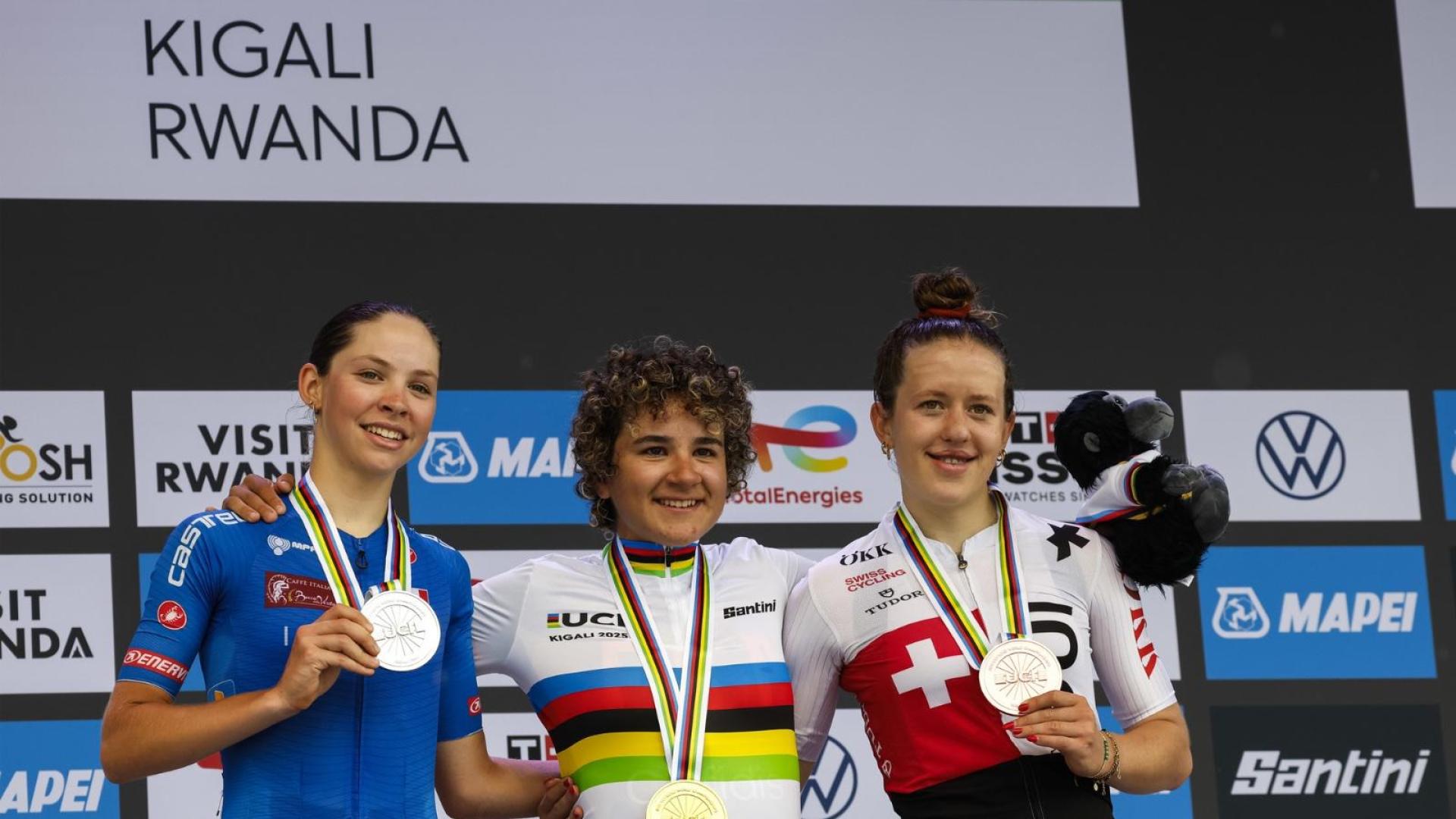 Paula Ostiz junto con la italiana Pegolo y la suiza Grossmann en un podio para la historia.