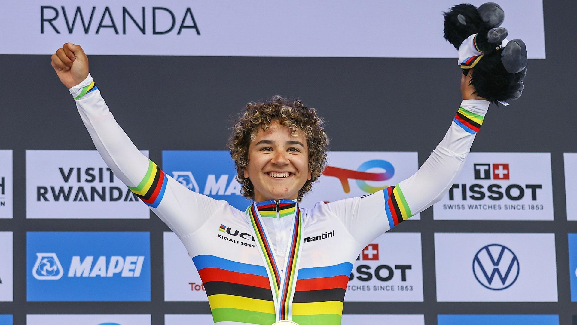 Paula Ostiz, con el maillot arcoíris en el podio de Kigali (Ruanda)