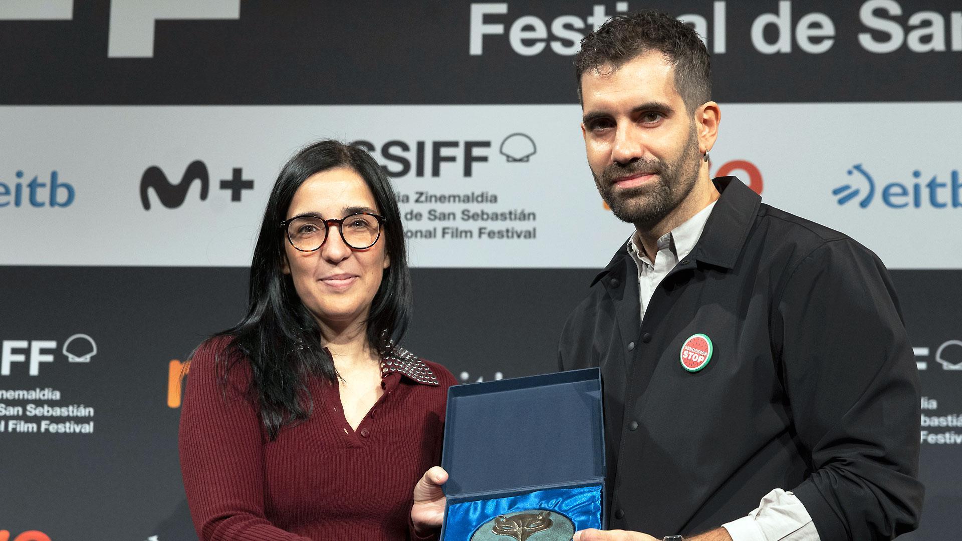 La directora Alauda Ruiz de Azua ha recibido el premio Feroz Zinemaldia por la película 'Los domingos' de manos del actor Tamar Novas