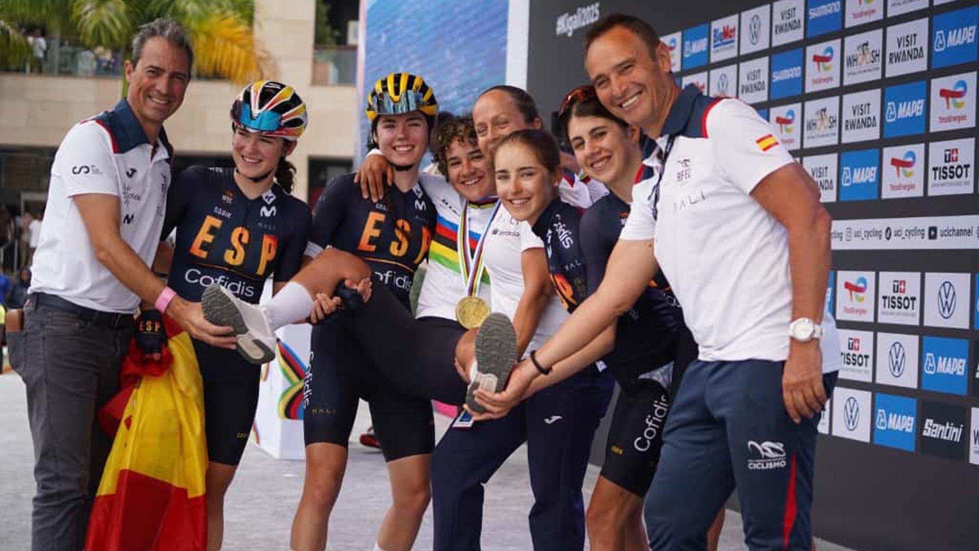 Paula Ostiz, aupada por sus compañeros de selección