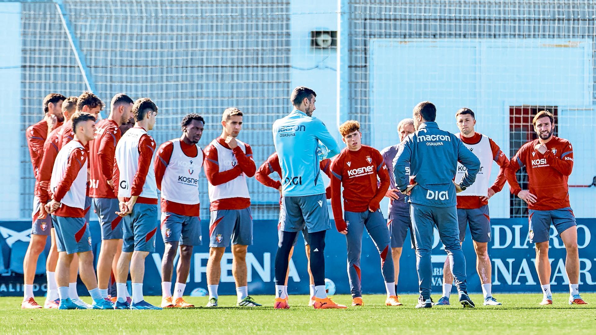 Los jugadores escuchan el mensaje de Alessio Lisci antes del entrenamiento de ayer por la mañana en Tajonar