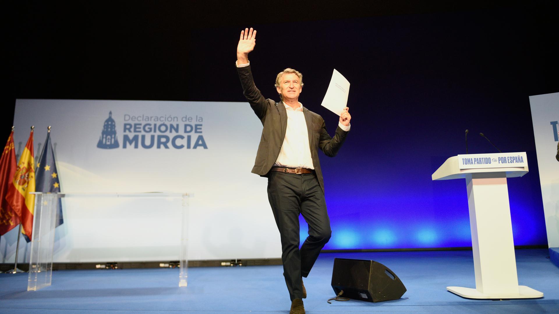 El presidente del Partido Popular, Alberto Núñez Feijóo, durante la clausura del acto de presentación de la ‘Declaración de la Región de Murcia’, en el Teatro Circo de Murcia