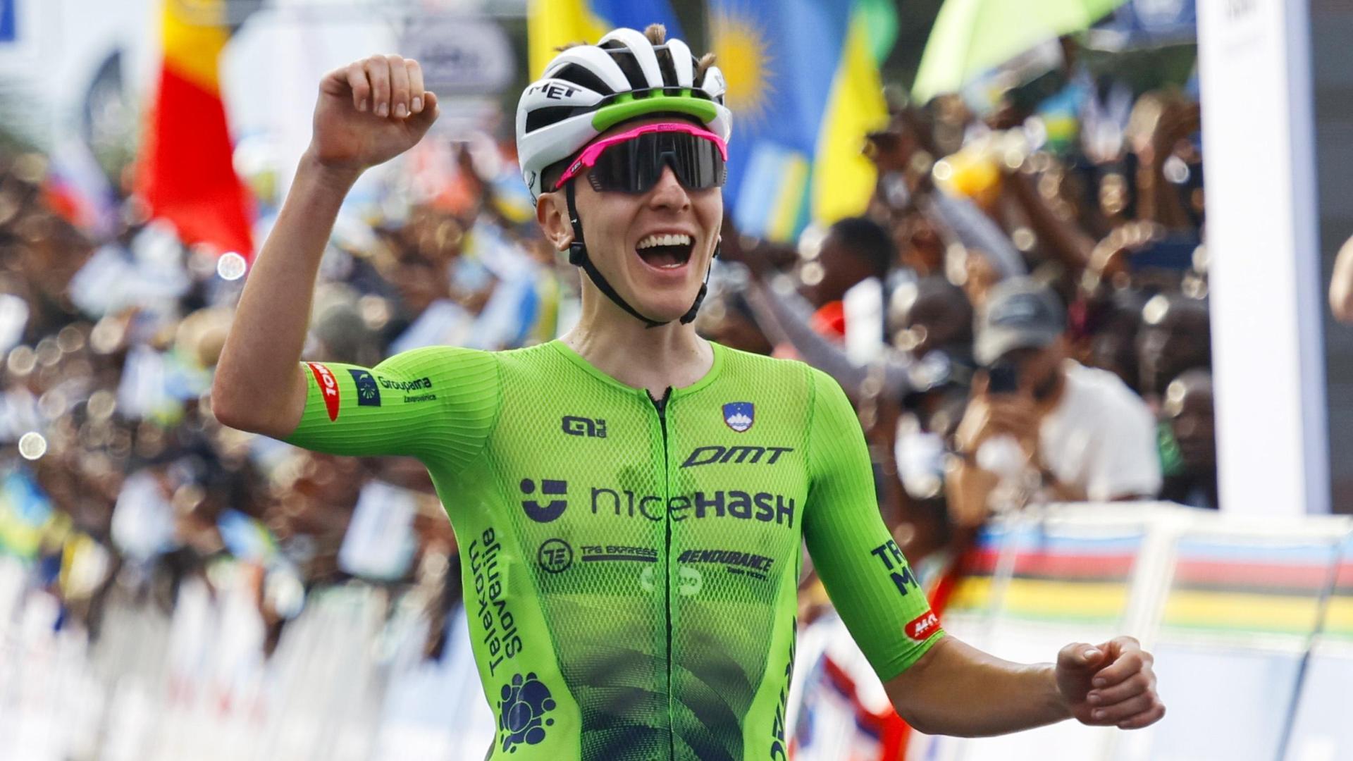 El esloveno Tadej Pogacar celebra su victoria en el Campeonato del Mundo de ciclismo en ruta en Kigali (Ruanda)