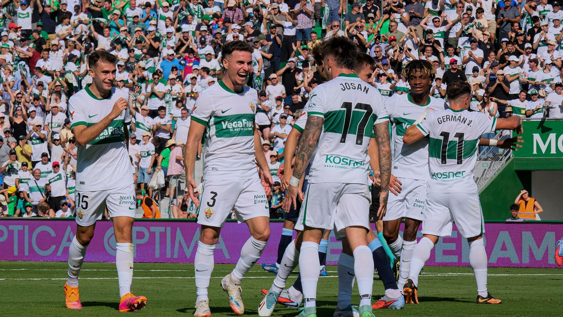 Los jugadores del Elche CF celebran el gol de André Silva