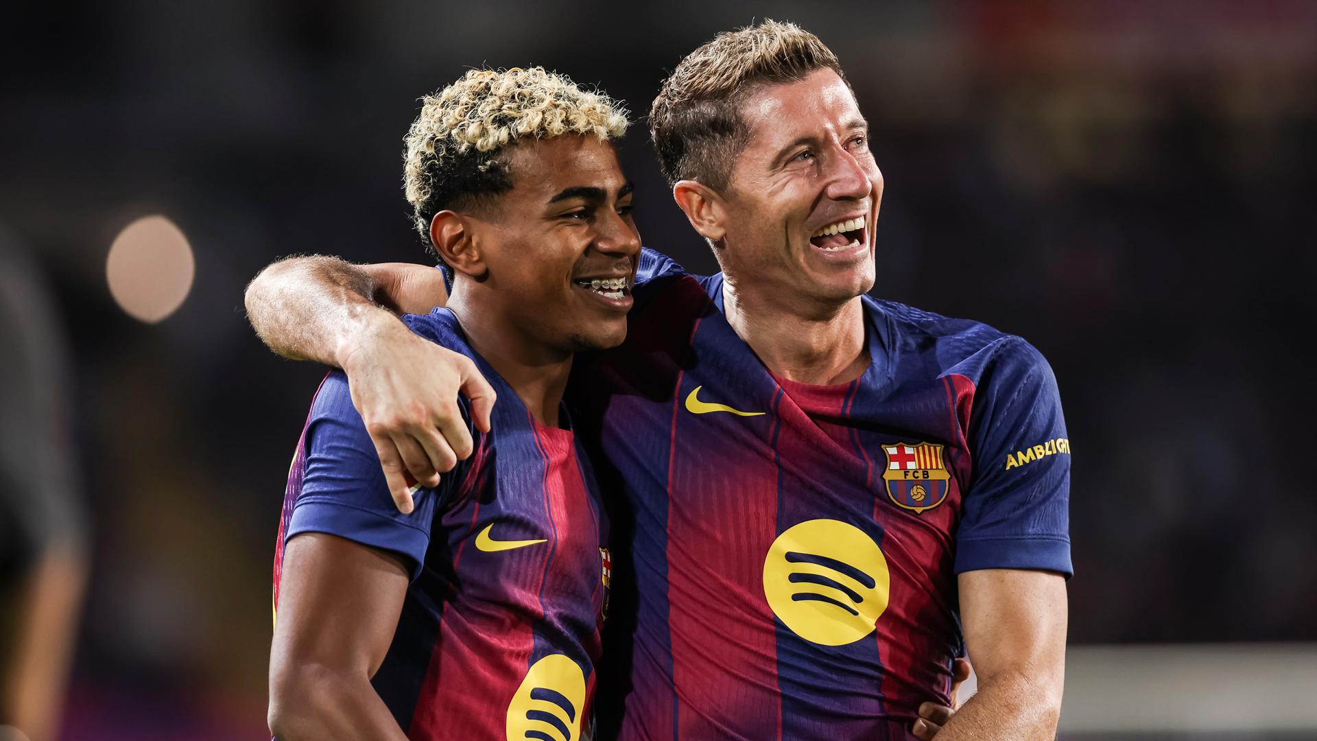Lamine Yamal y Robert Lewandowski celebran el segundo gol contra la Real Sociedad