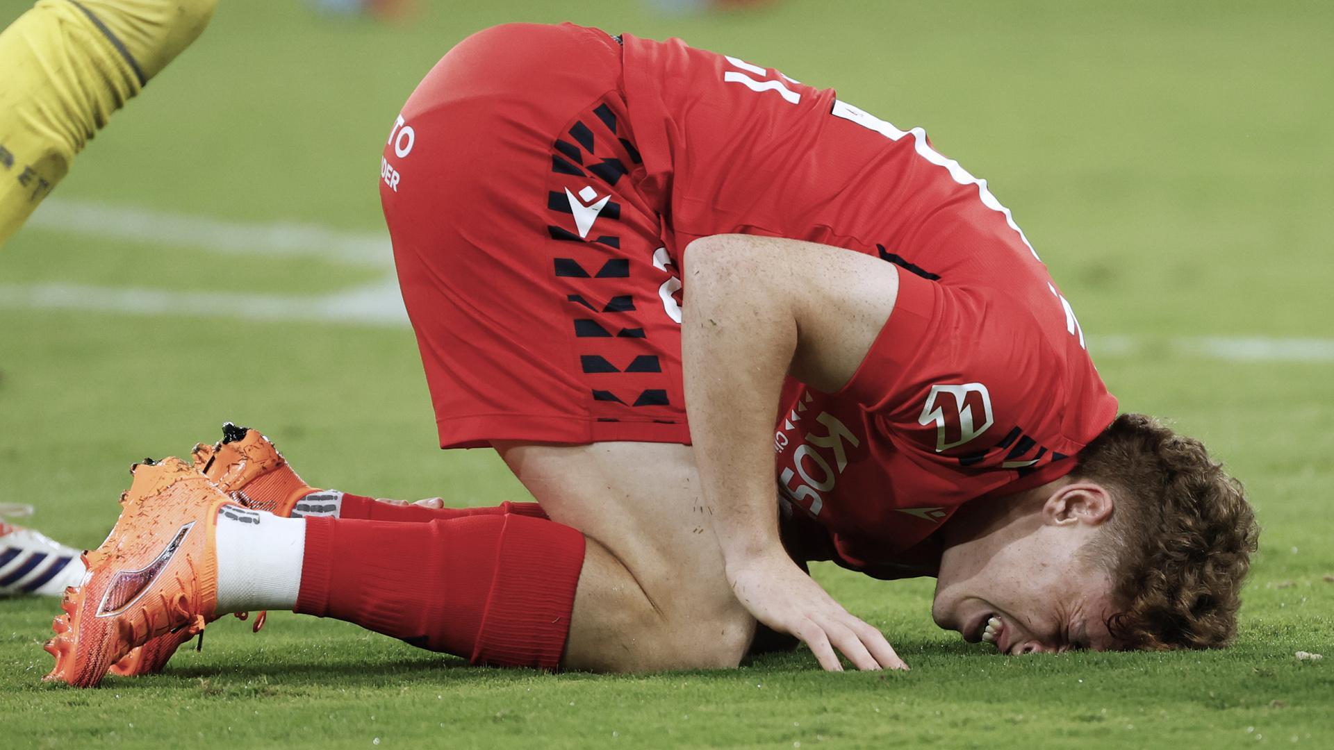 Víctor Muñoz se queja de un golpe en el partido de Osasuna contra el Betis