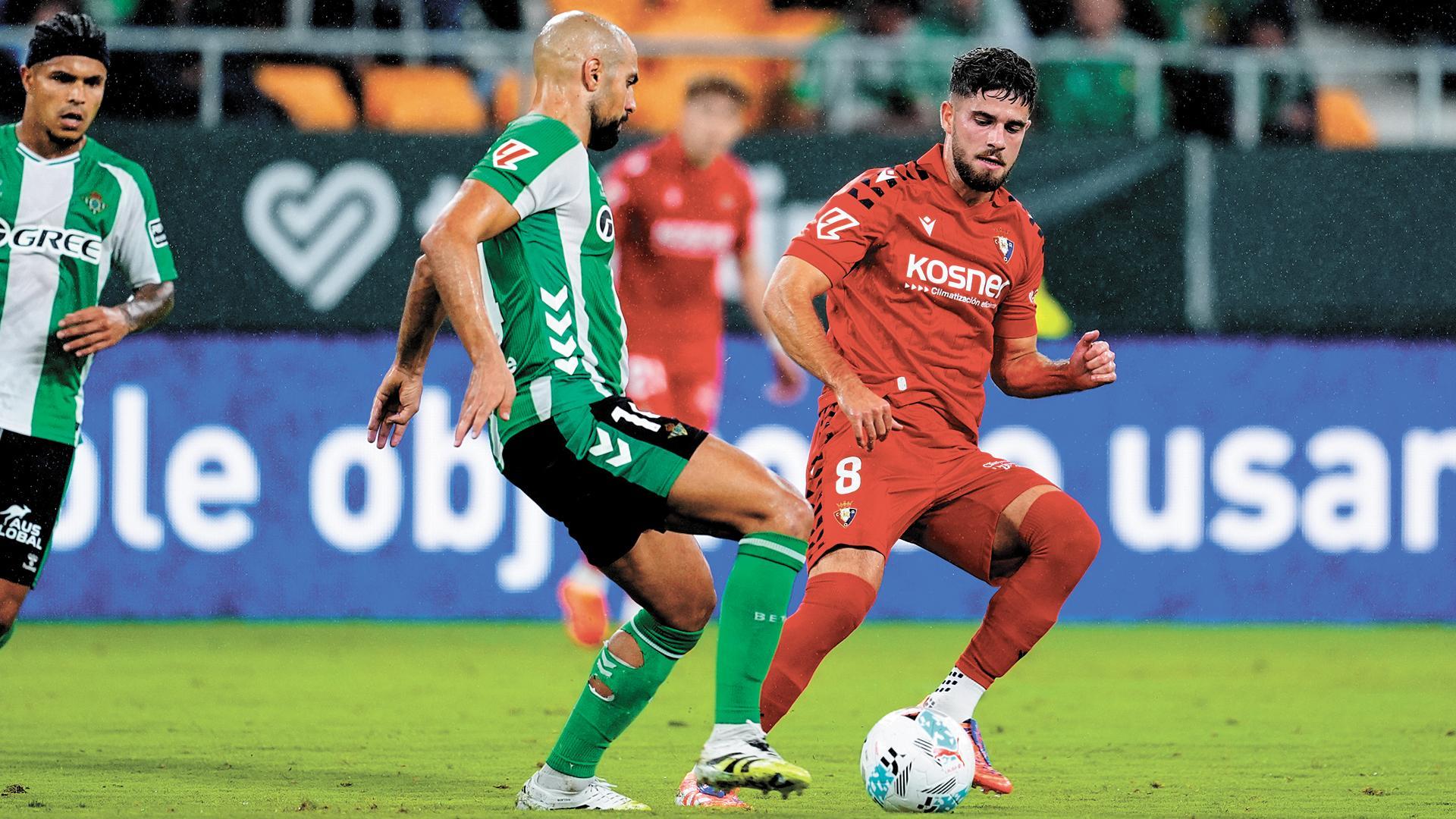 Iker Muñoz disputó sus primeros minutos de la temporada. Salió en el minuto 63 y no desentonó. En la imagen, con Amrabat