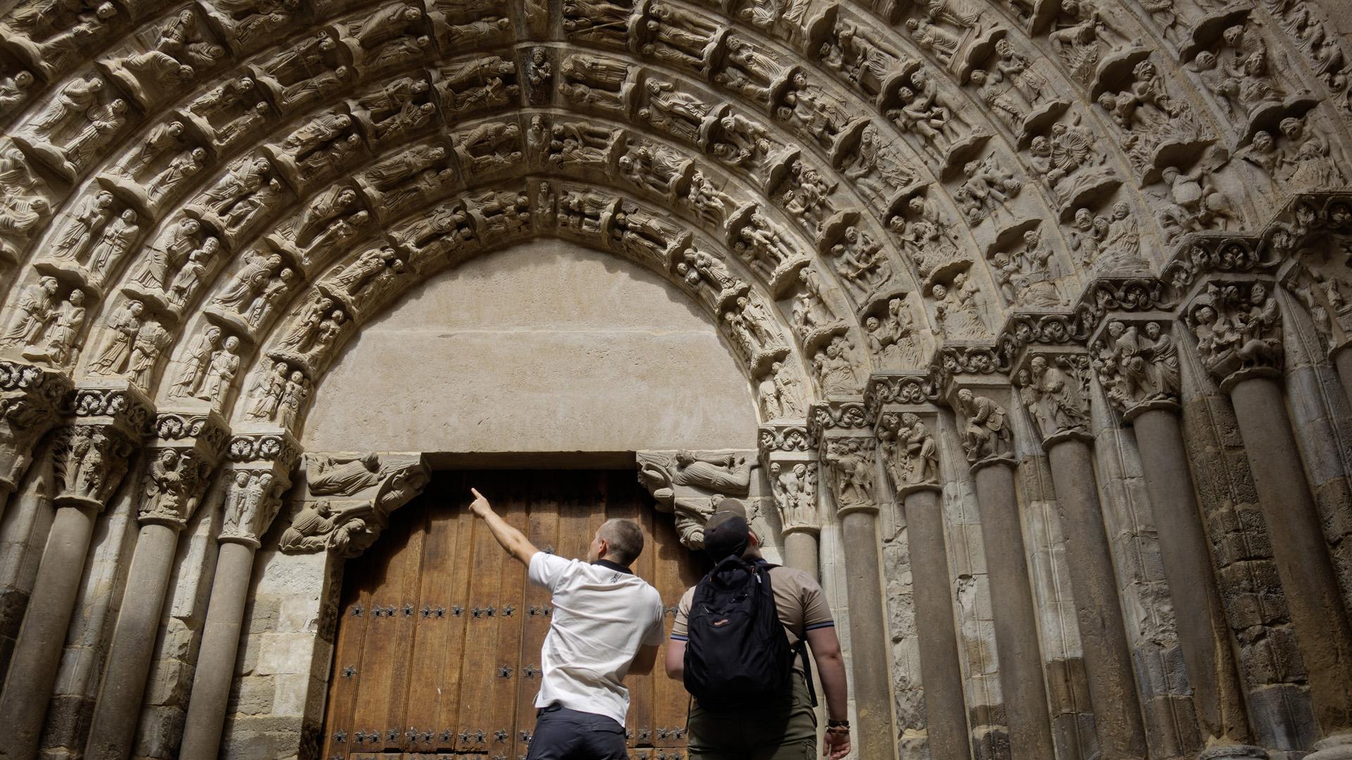 Turistas frente a la portada del Juicio de la catedral de Tudela