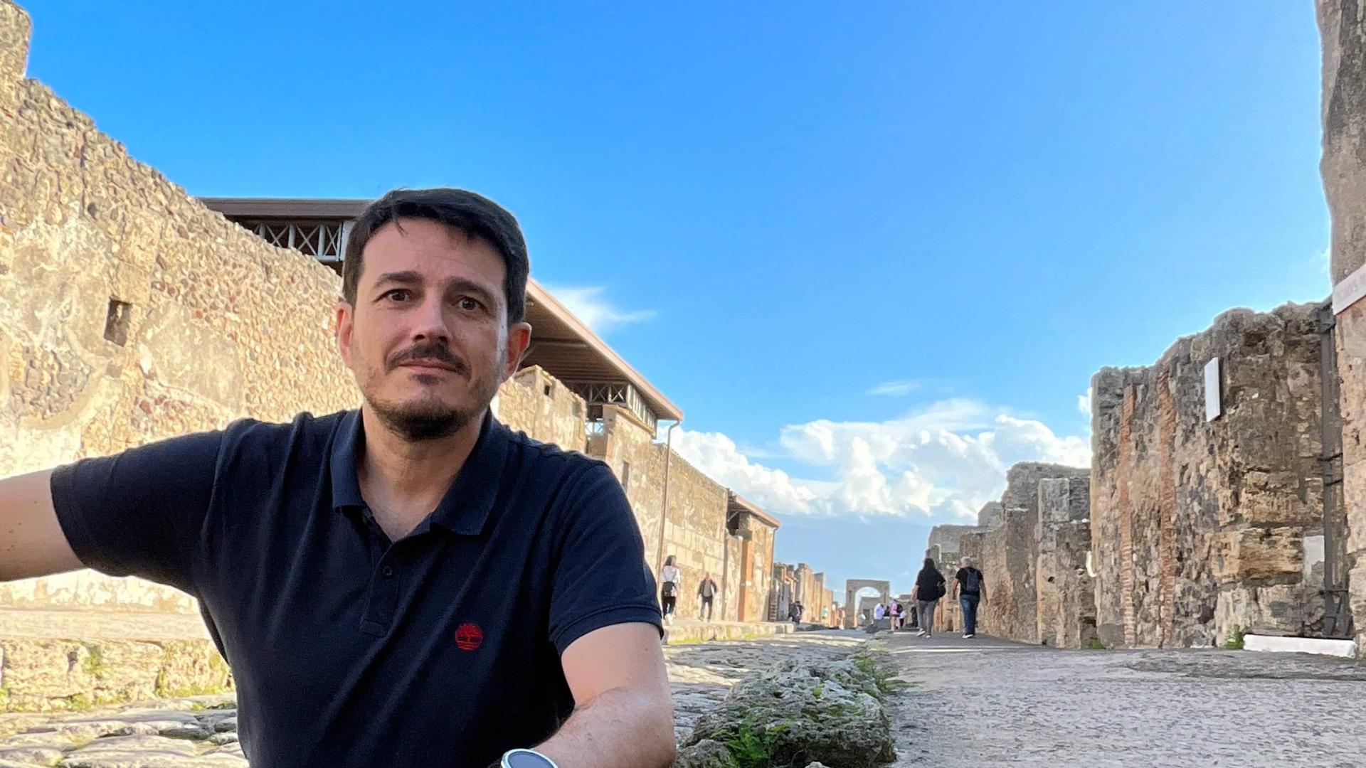 Pablo Ozcáriz, retratado en una de las calles de Pompeya, donde estuvo trabajando el pasado mes de julio