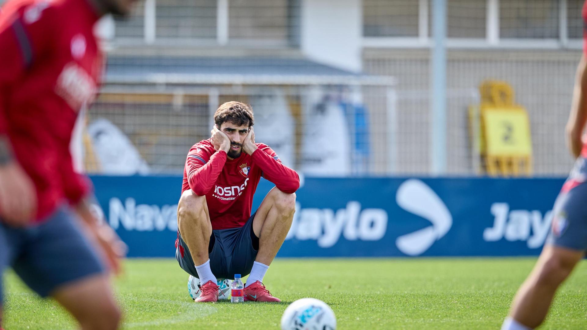 Alejandro Catena observa un ejercicio en Tajonar tras el regreso desde Sevilla.