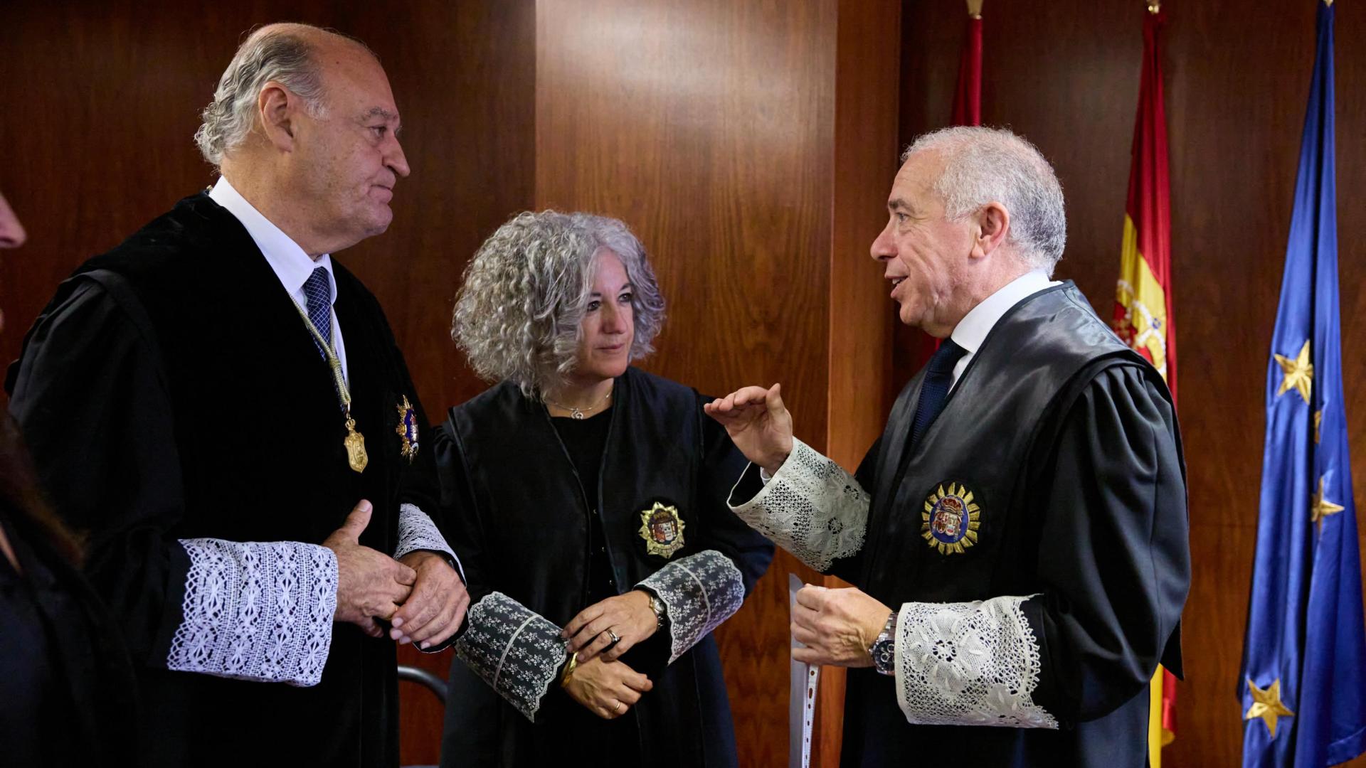 Ana Llorca, junto a Joaquín Galve, expresidente del TSJN, y Julián Huarte, actual presidente, en el acto de apertura del año judicial de la semana pasada