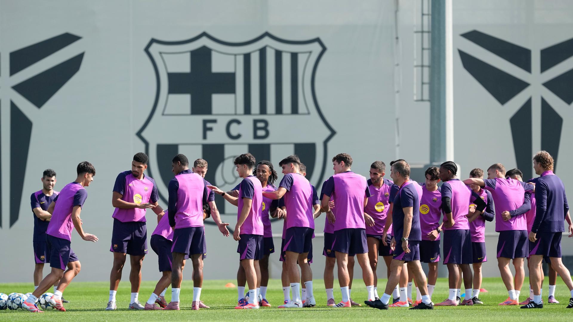 Los jugadores del FC Barcelona durante el entrenamiento que el equipo azulgrana ha realizado este martes en la ciudad deportiva Joan Gamper para preparar el partido de Liga de Campeones