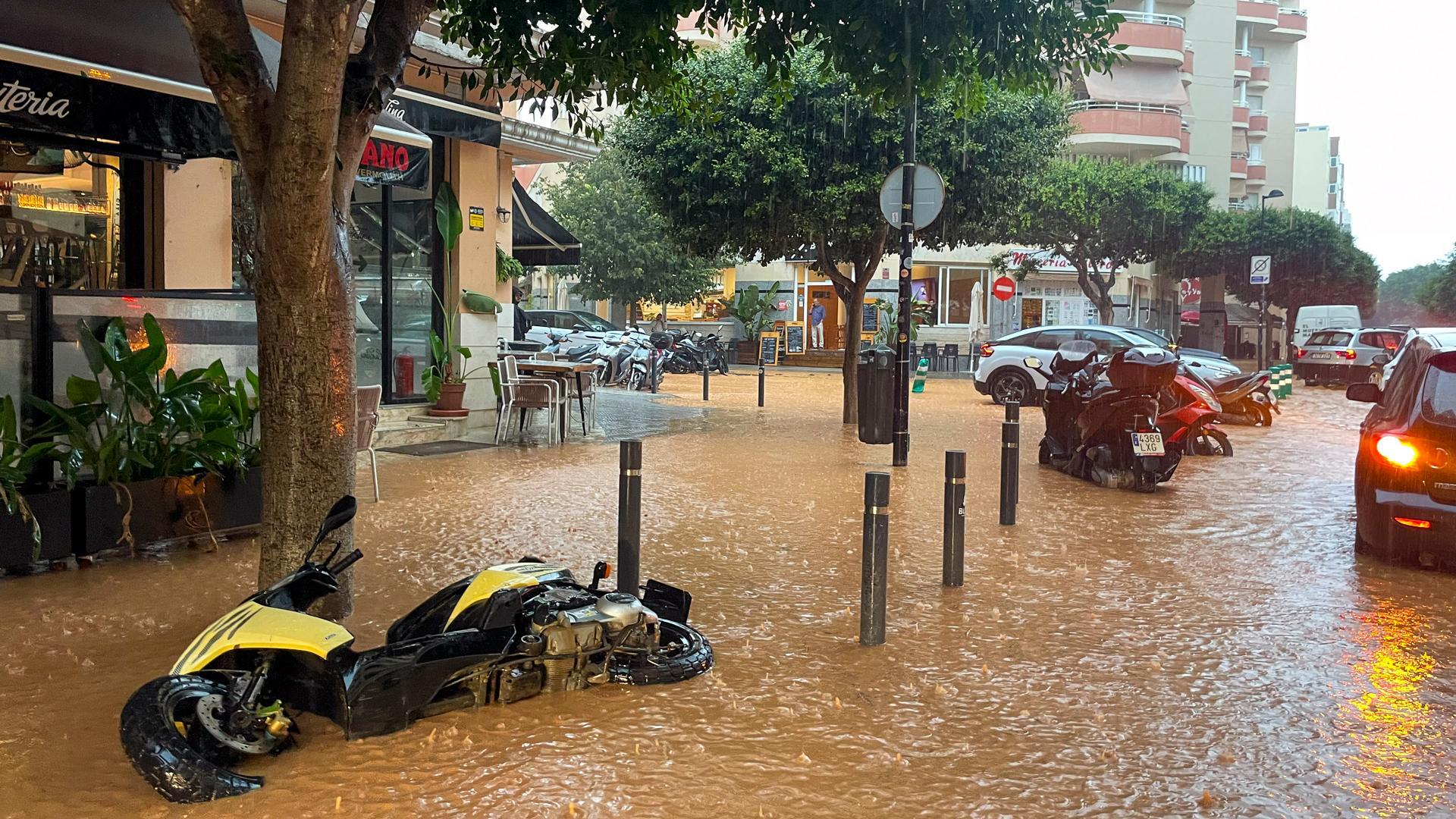 Vista general de las calles anegadas en Ibiza debido a las intensas lluvias caídas este martes