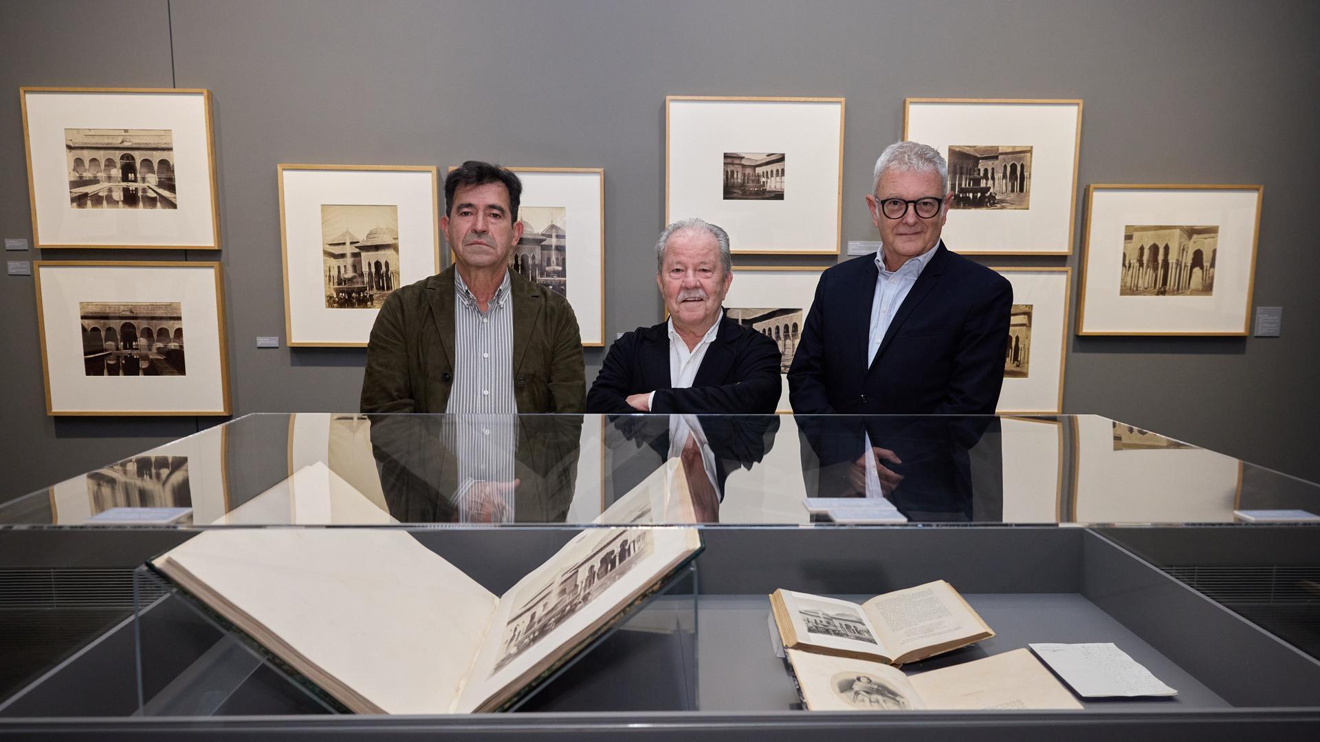 De izda. a dcha.: Javier Piñar, Carlos Sánchez y Valentín Vallhonrat, en la exposición ayer