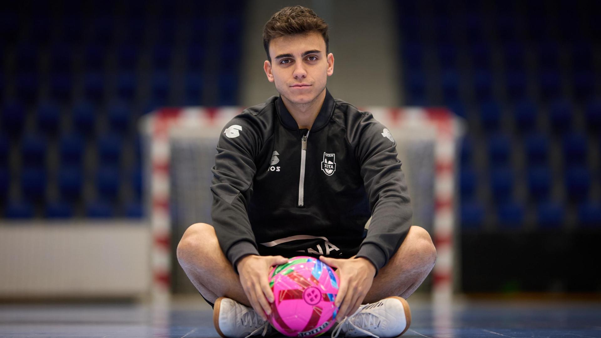 Pablo García 'Pachu', en Anaitasuna, con el balón nuevo de la Primera División de fútbol sala