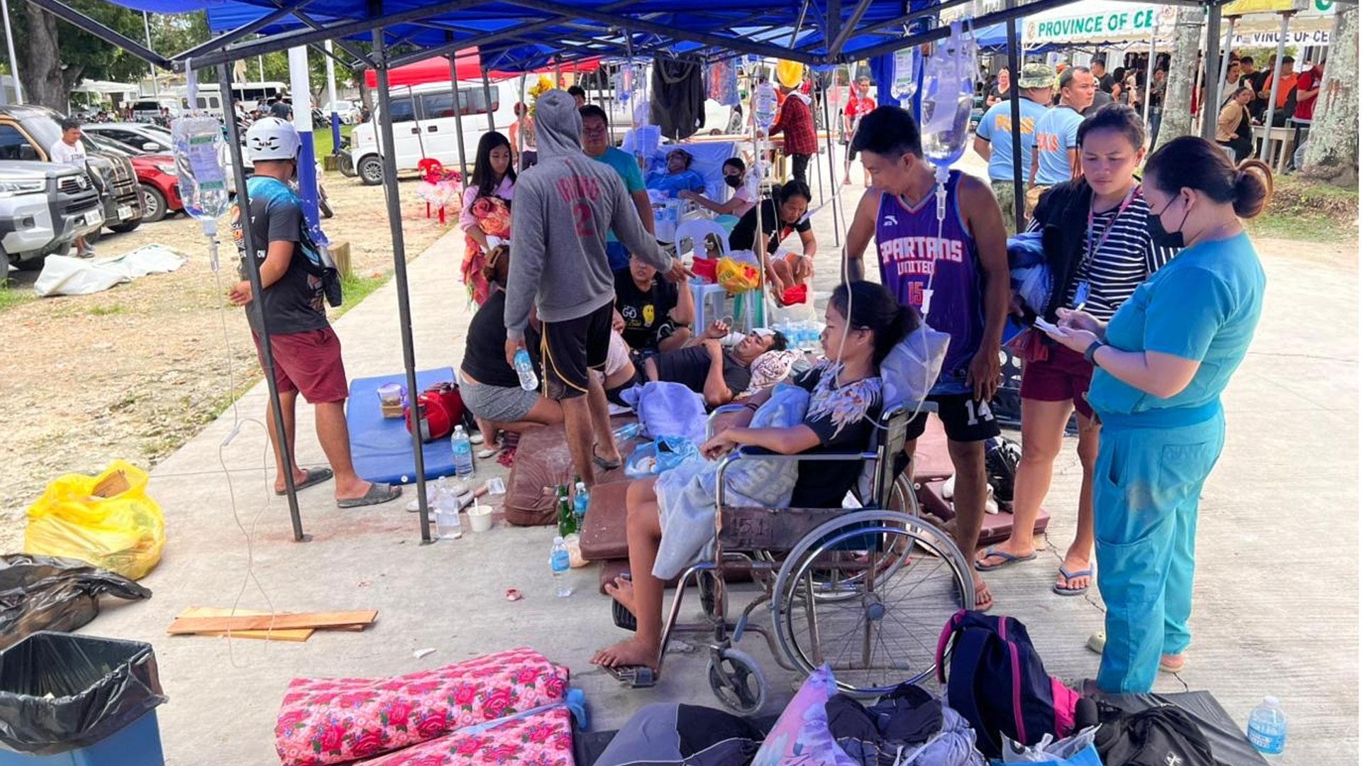 Varios heridos son atendidos en tiendas en Bogo City, Cebú, Filipinas