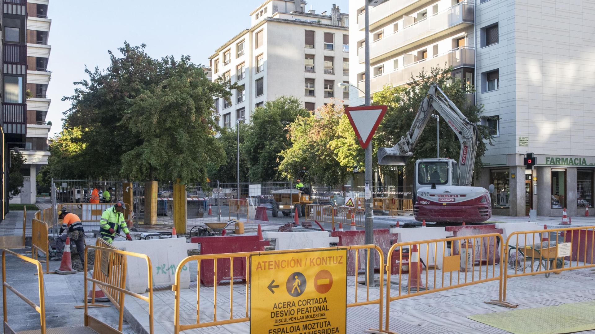 Las obras ya copan parte de calzada y acera