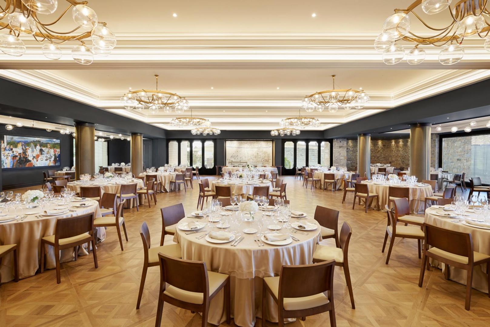 Su restaurante ofrece una cocina de base tradicional, pero en continua renovación.