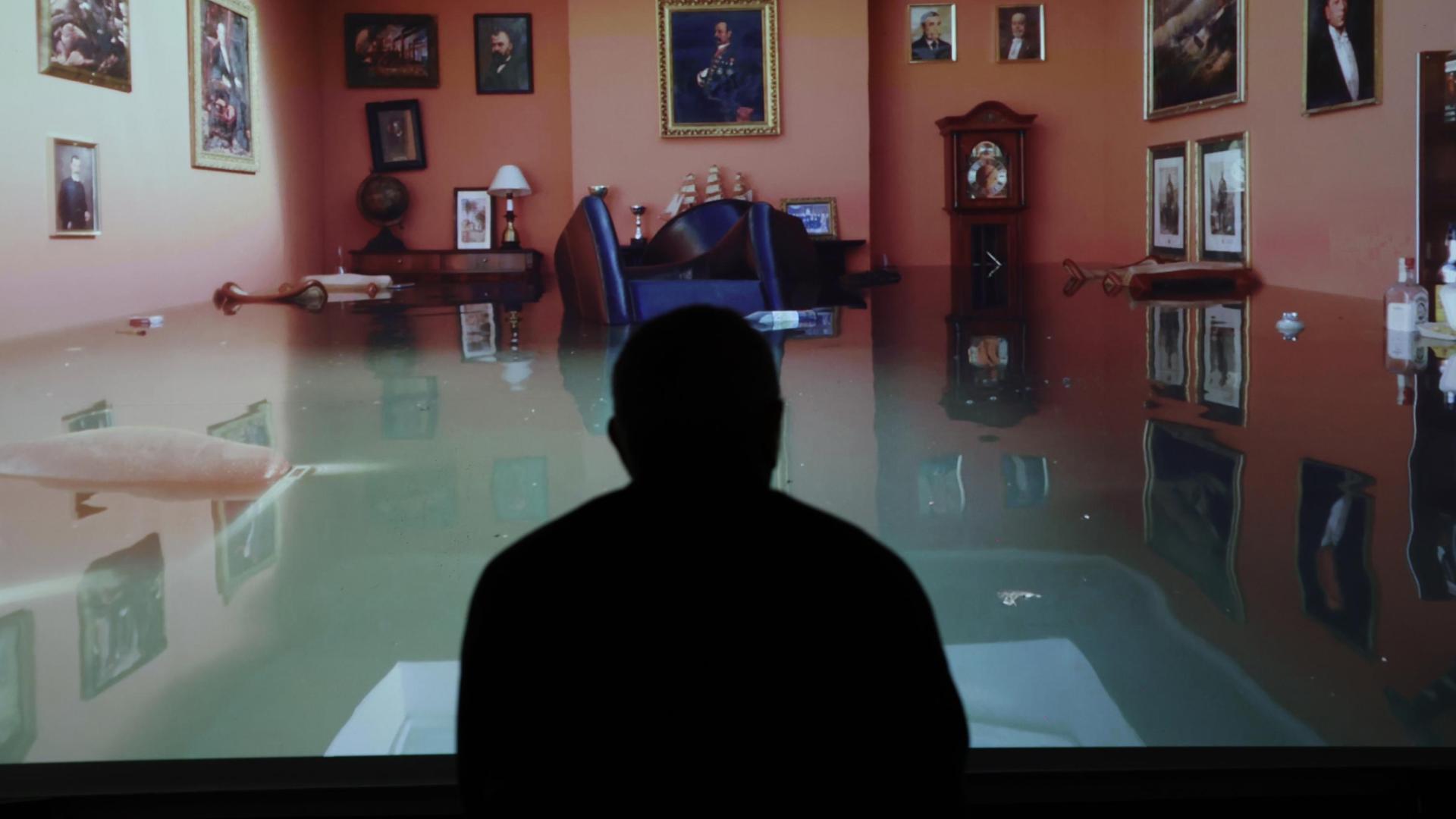Un visitante observa 'Narciso', el vídeo de Greta Alfaro