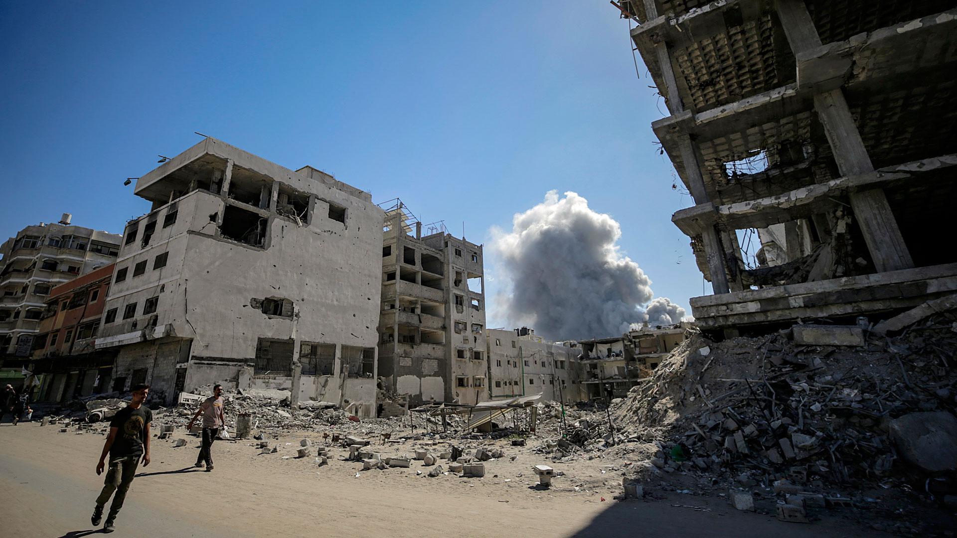 Una columna de humo se eleva en el cielo tras un ataque aéreo israelí durante una operación militar en la ciudad de Gaza