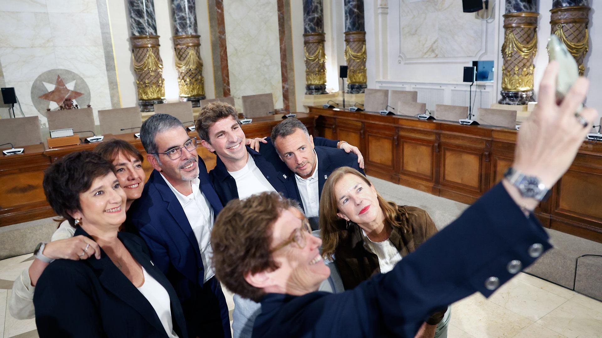 El alcalde de San Sebastián, Eneko Goia (c), se hace un selfie con sus compañeros de corporación, tras anunciar el abandono de su cargo como regidor del consistorio de la capital guipuzcoana