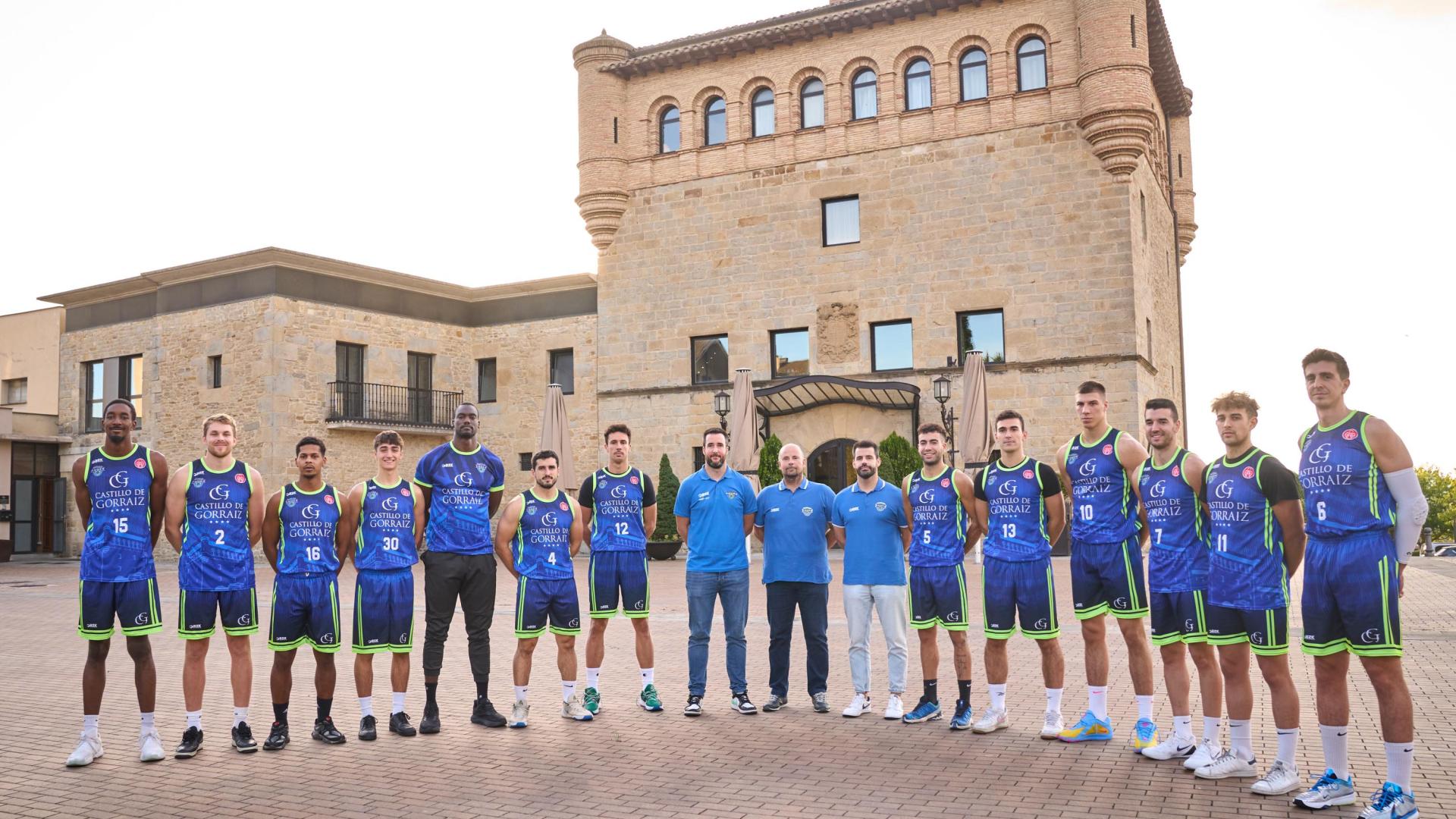 La presentación del equipo con el Castillo de Gorraiz de fondo