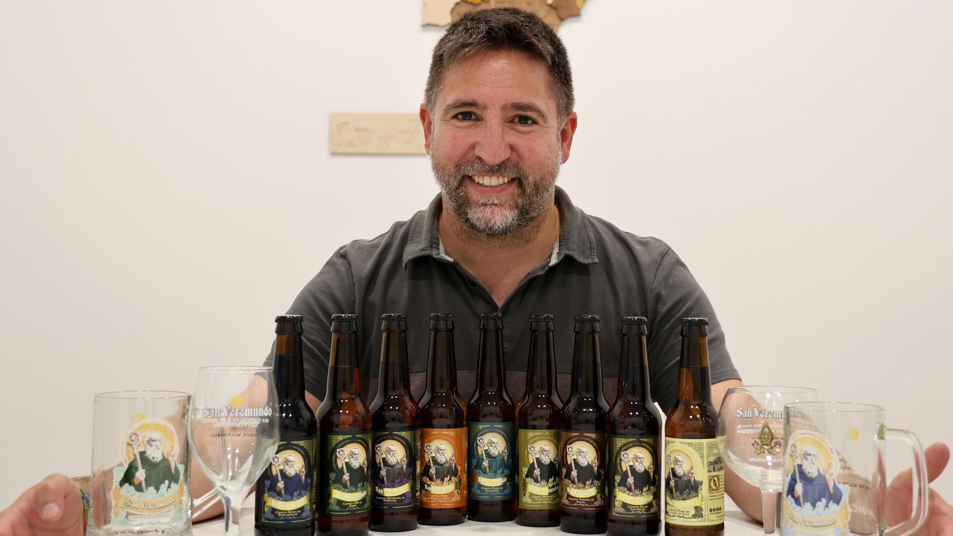 Francisco Ibáñez con una muestra de los nueve tipos de cervezas San Veremundo que se distribuirán en locales del Camino