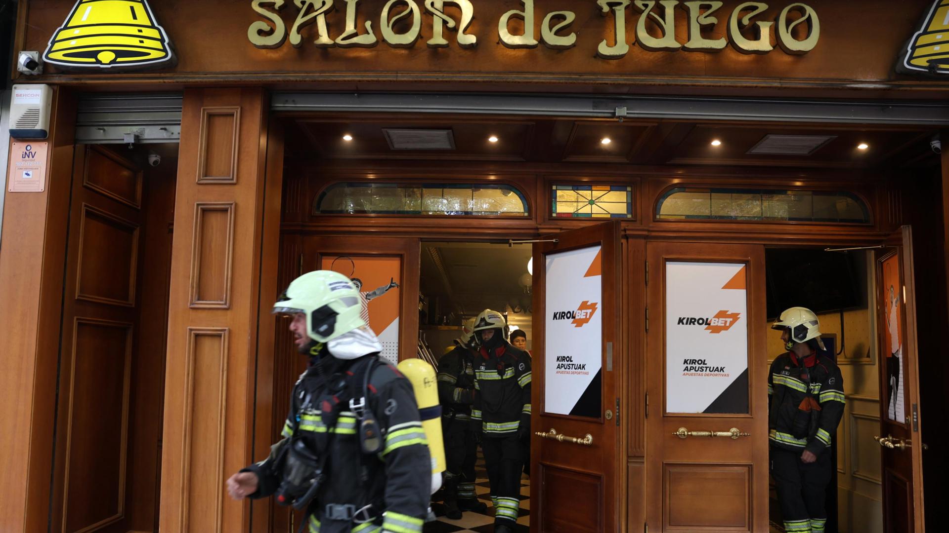 Bomberos de Cordovilla salen este viernes por la mañana del salón de juegos donde saltó la alarma.