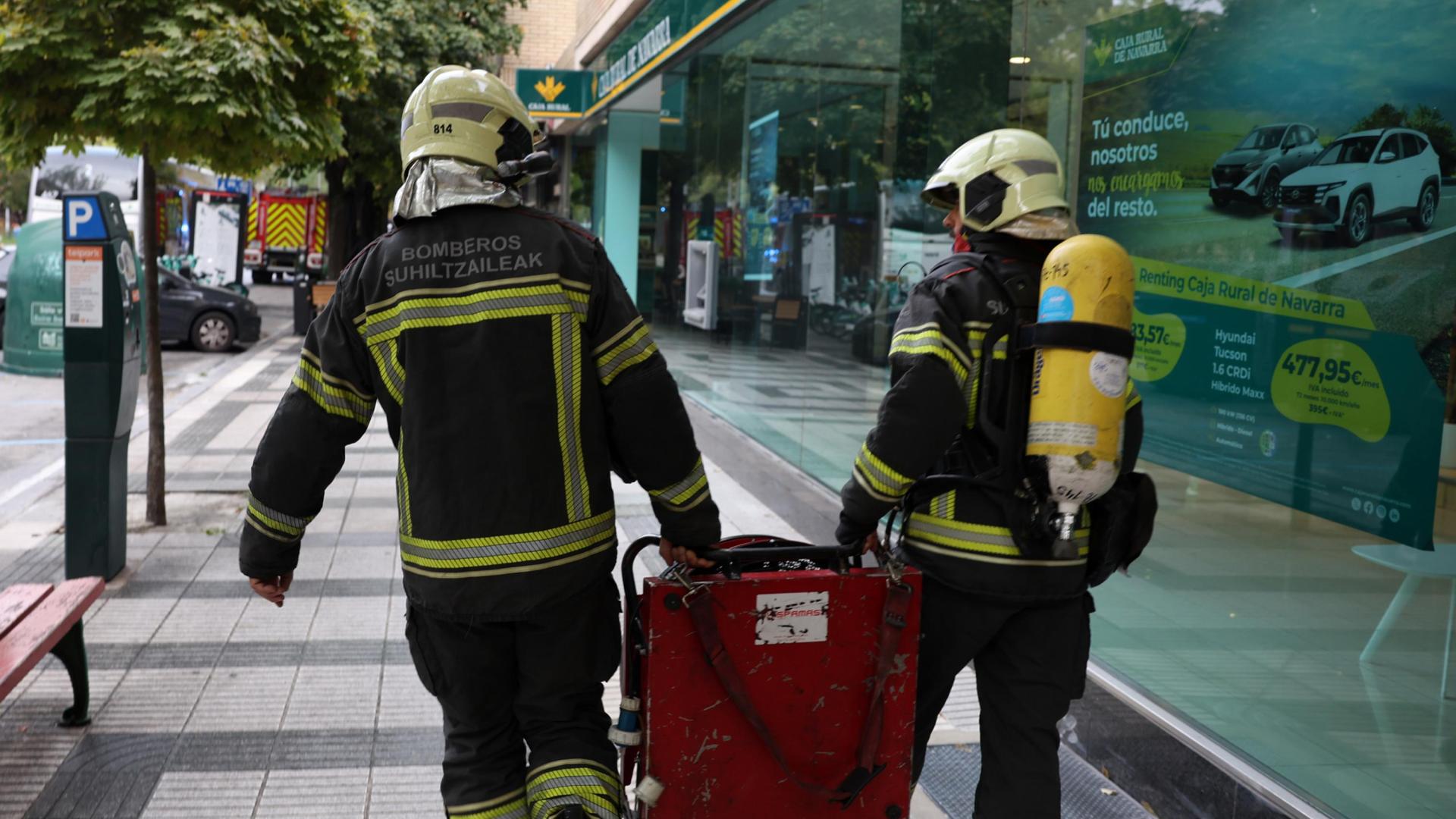 Bomberos en la calle Iturrama con el ventilador utilizado dentro del salónd e juegos.