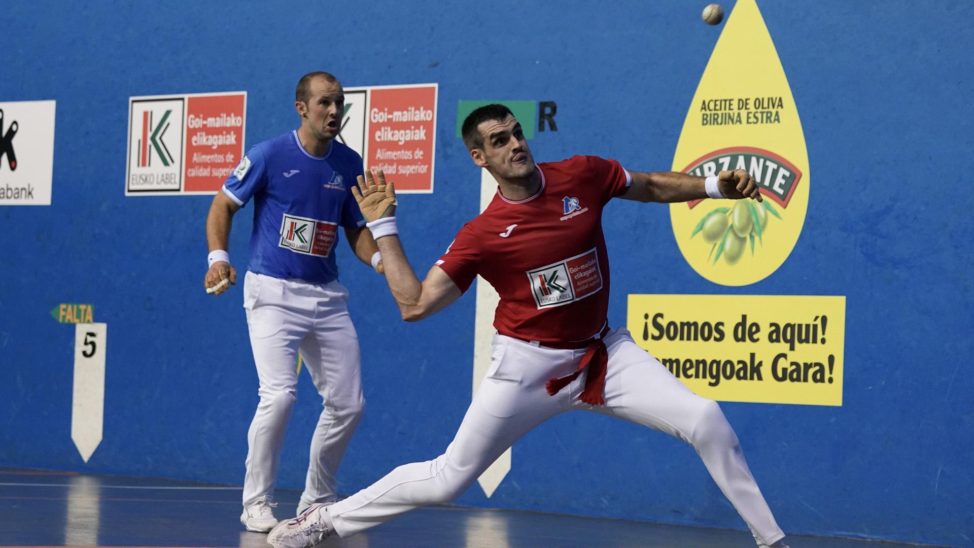Joseba Ezkurdia dibuja una volea en presencia de Elordi en Zalla