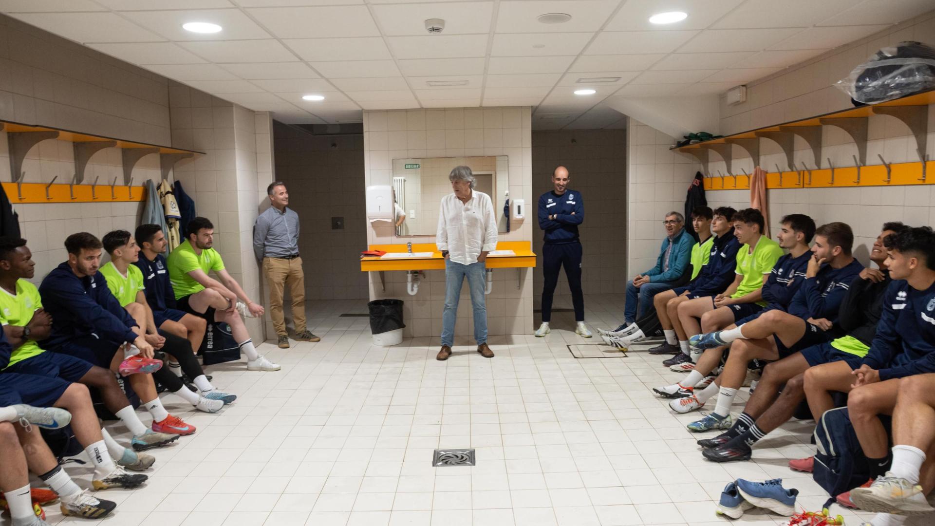 A: BLANCA ALDANONDO
F: 02/10/2025
P: ENRIQUE MARTIN MONREAL CON LOS JUGADORES EN EL VESTUARIO. A LA IZDA. EL PRESIDENTE DEL CLUB, DIEGO ASA OLIVARES Y A LA DCHA., EL ENTRENADOR, ARKAITZ LANTADA ARANA
L: TUDELA
T: CD LOURDES. VISITA DE ENRIQUE MARTIN MONREAL AL EQUIPO QUE JUGARA EL PARTIDO DE VUELTA DE CLASIFICACION PARA LA COPA DEL REY CON EL SANT JORDI DE MALLORCA