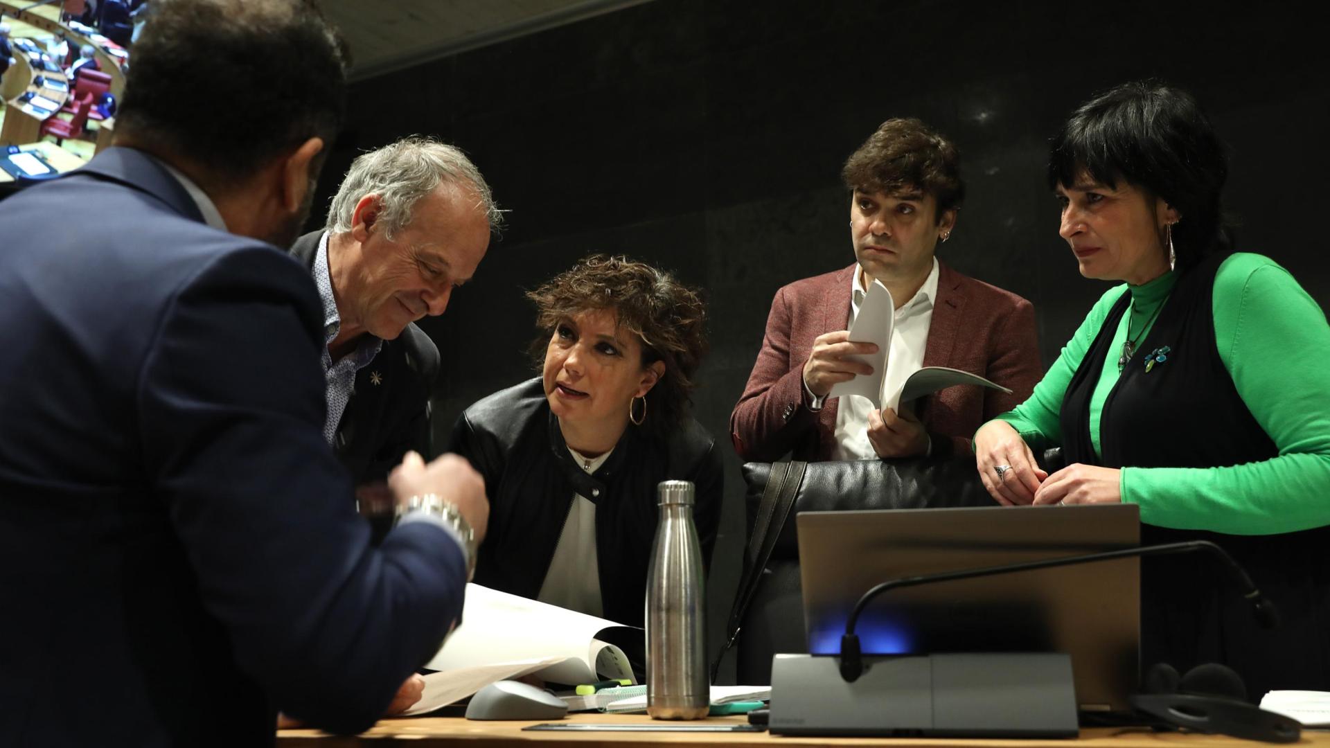 Ramón Alzórriz (PSN), Adolfo Araiz  (EH Bildu), Ainhoa Unzu (PSN), Pablo Azcona (Geroa Bai) y Laura Aznal (EH Bildu), en un pleno