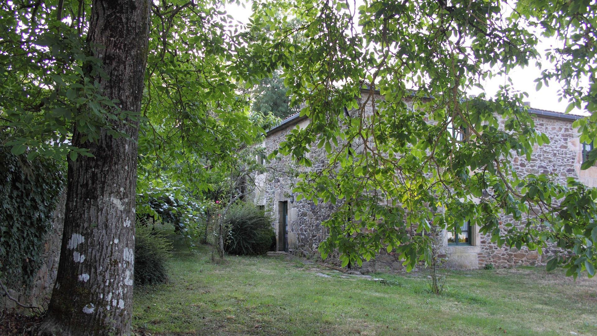 Imagen de archivo de una casa en una aldea rural gallega