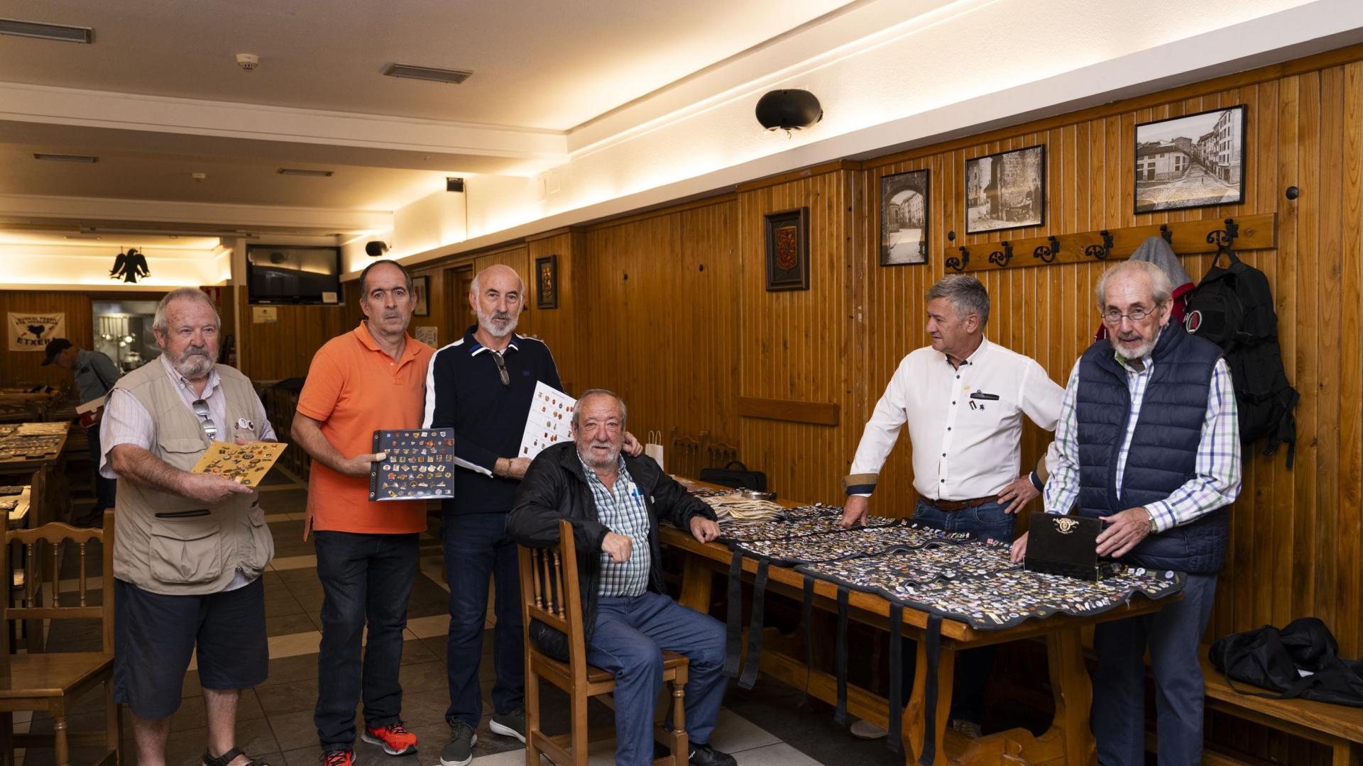 Álvaro Tolosa (derecha) y Fructuoso Izal (en el centro, de pie) junto a otros coleccionistas de la asociación RUNA.
