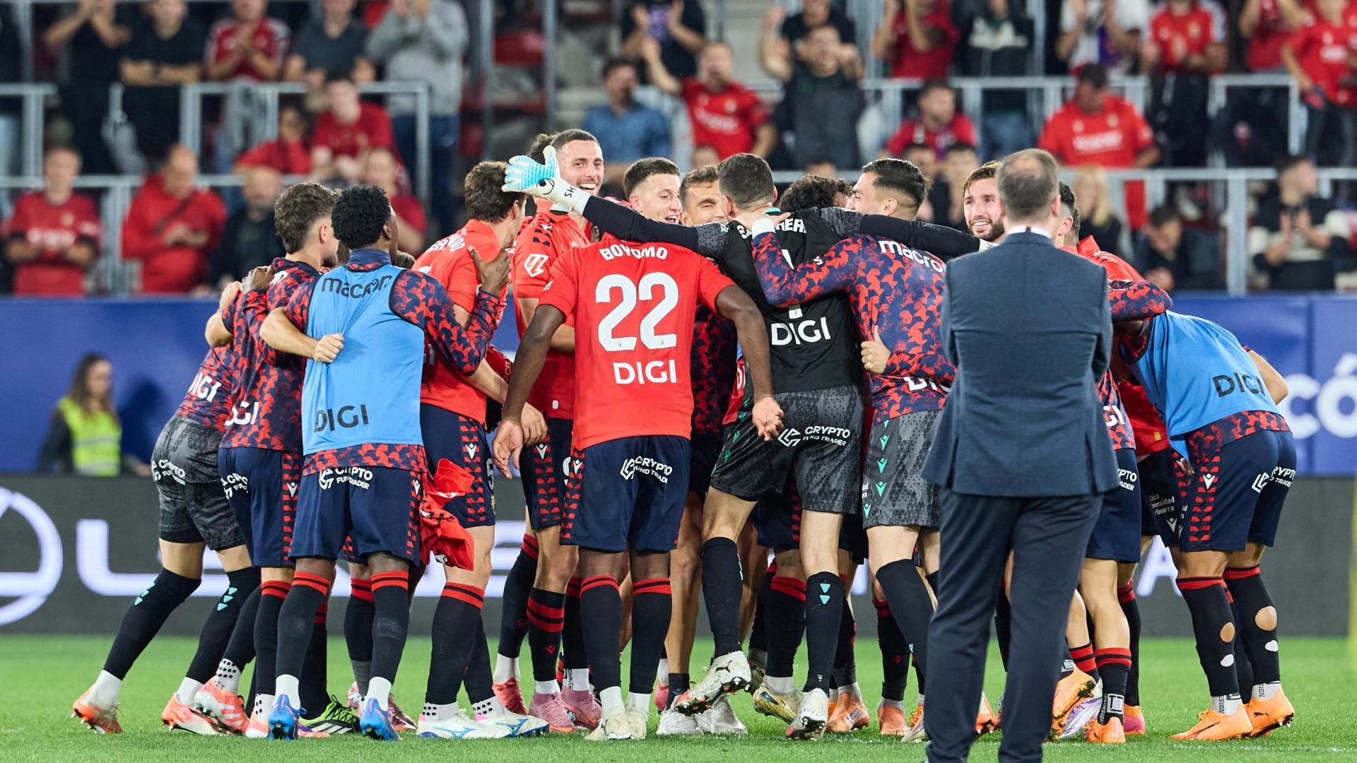 Los jugadores de Osasuna hicieron una piña en el centro del campo para celebrar el triunfo ante el Getafe.