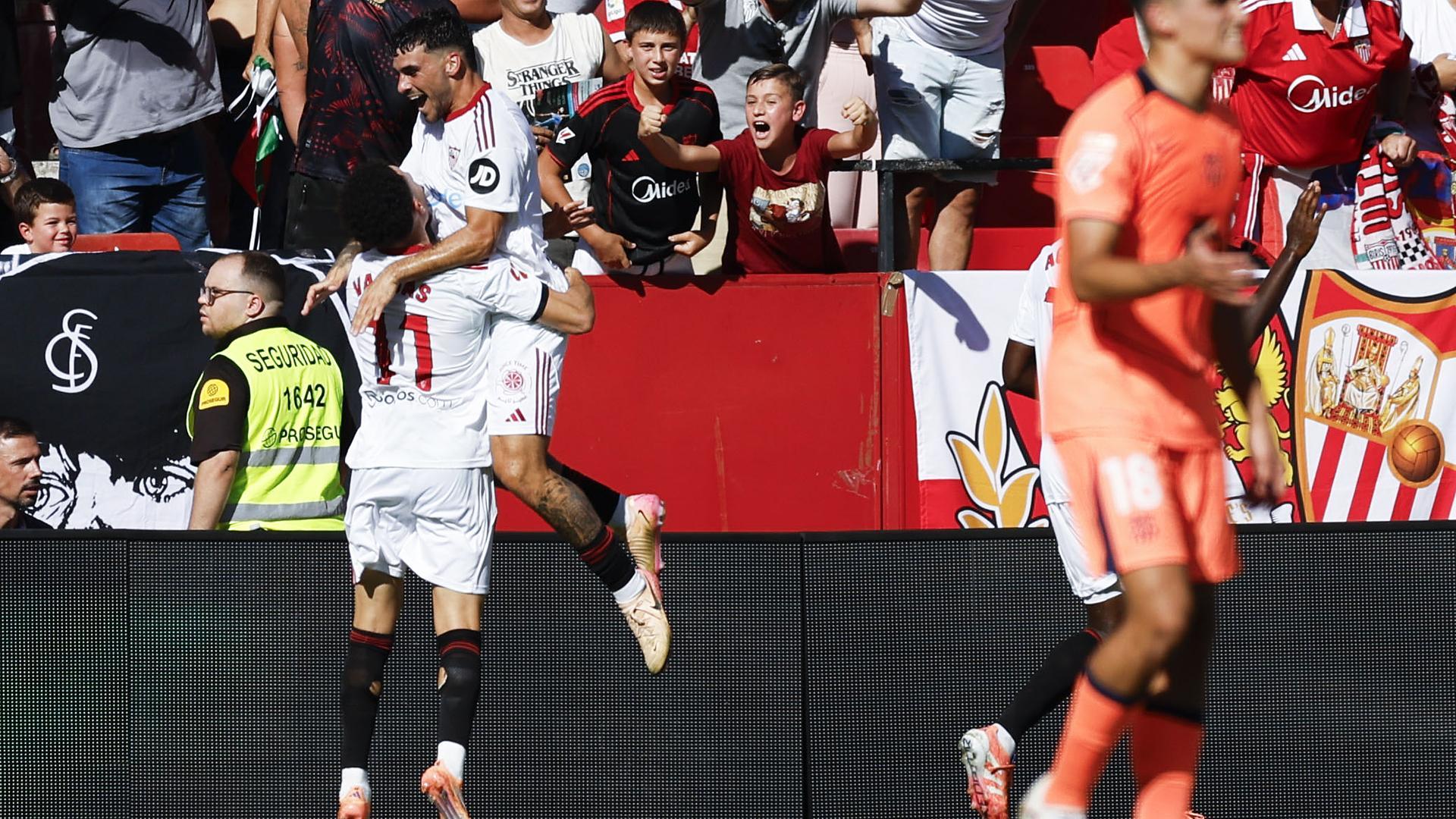 Vargas e Isaac Romero celebran uno de los goles del Sevilla /