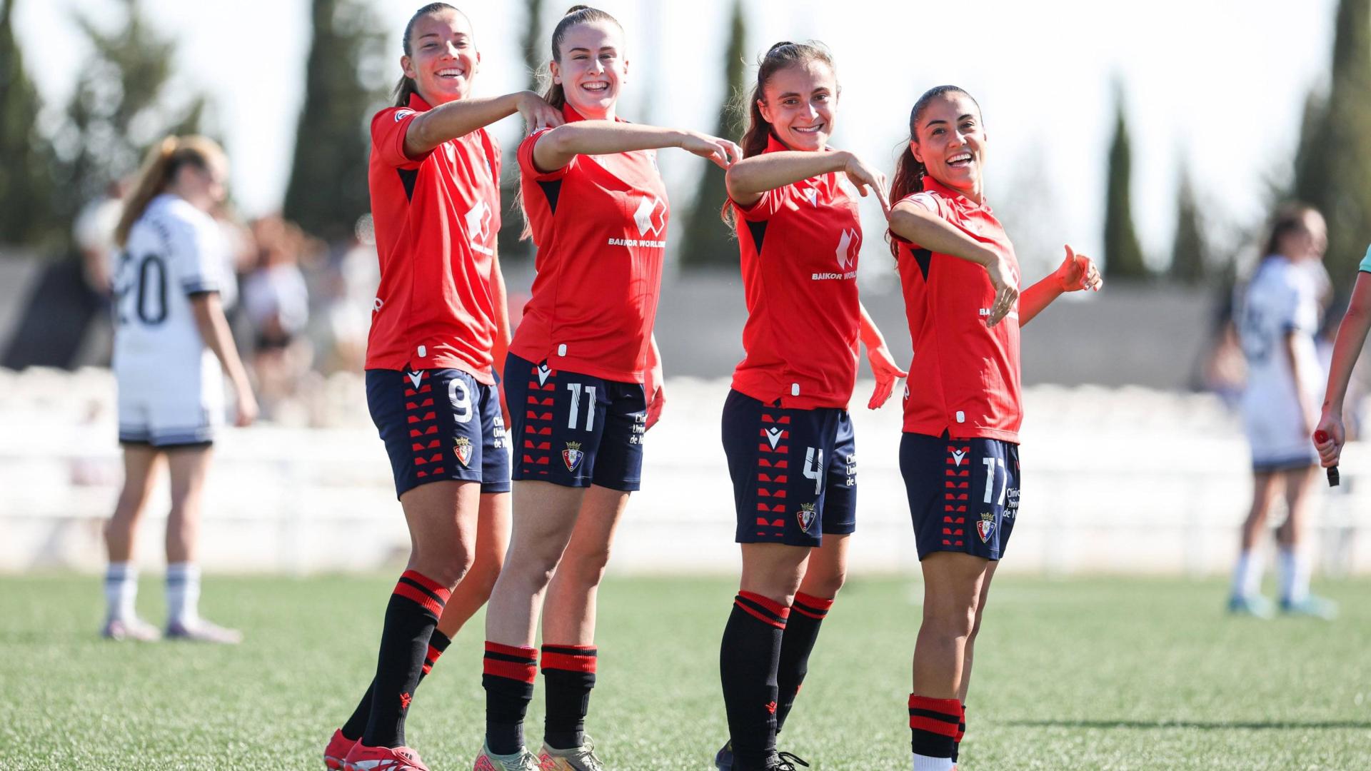 De izda. a dcha., Claudia Jiménez, Adri Parada, Nahia Azpiazu y Marina Pérez, felices tras la victoria ante el Alba Fundación el sábado