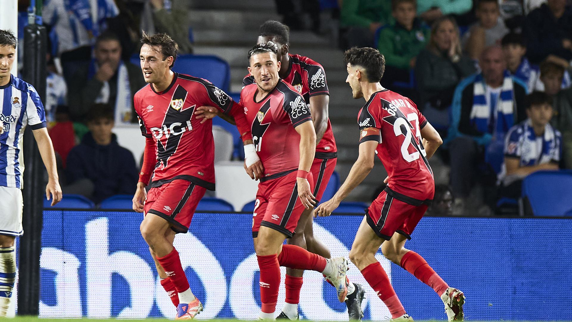 Los jugadores del Rayo Vallecano celebran el tanto del 'Pacha' Espino en Anoeta /
